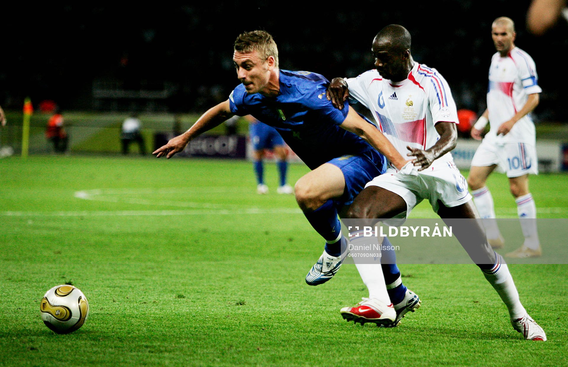 Daniele De Rossi, Italien sticker handen i byxan på Claude