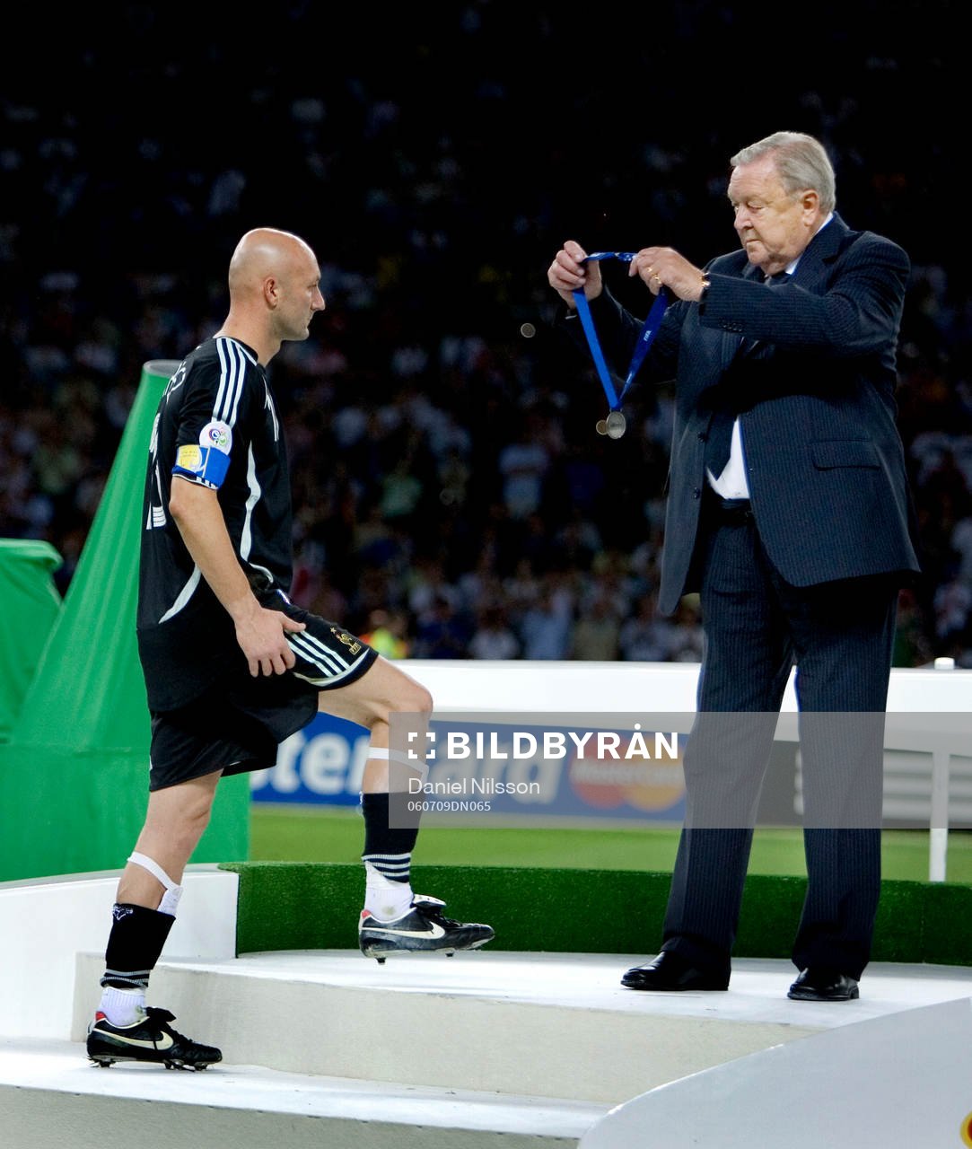 Lennart Johansson, president UEFA, ger silvermedalj till