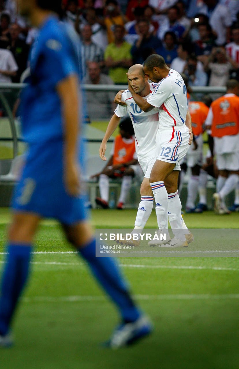 Zinedine Zidane  och Thierry Henry, Frankrike, jubel