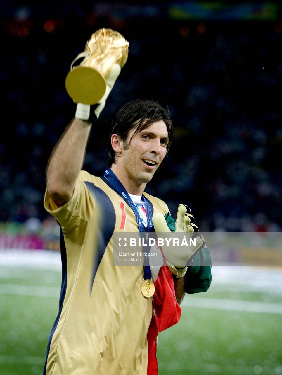 Italien är världsmästare, jubel med pokal. Gianluigi