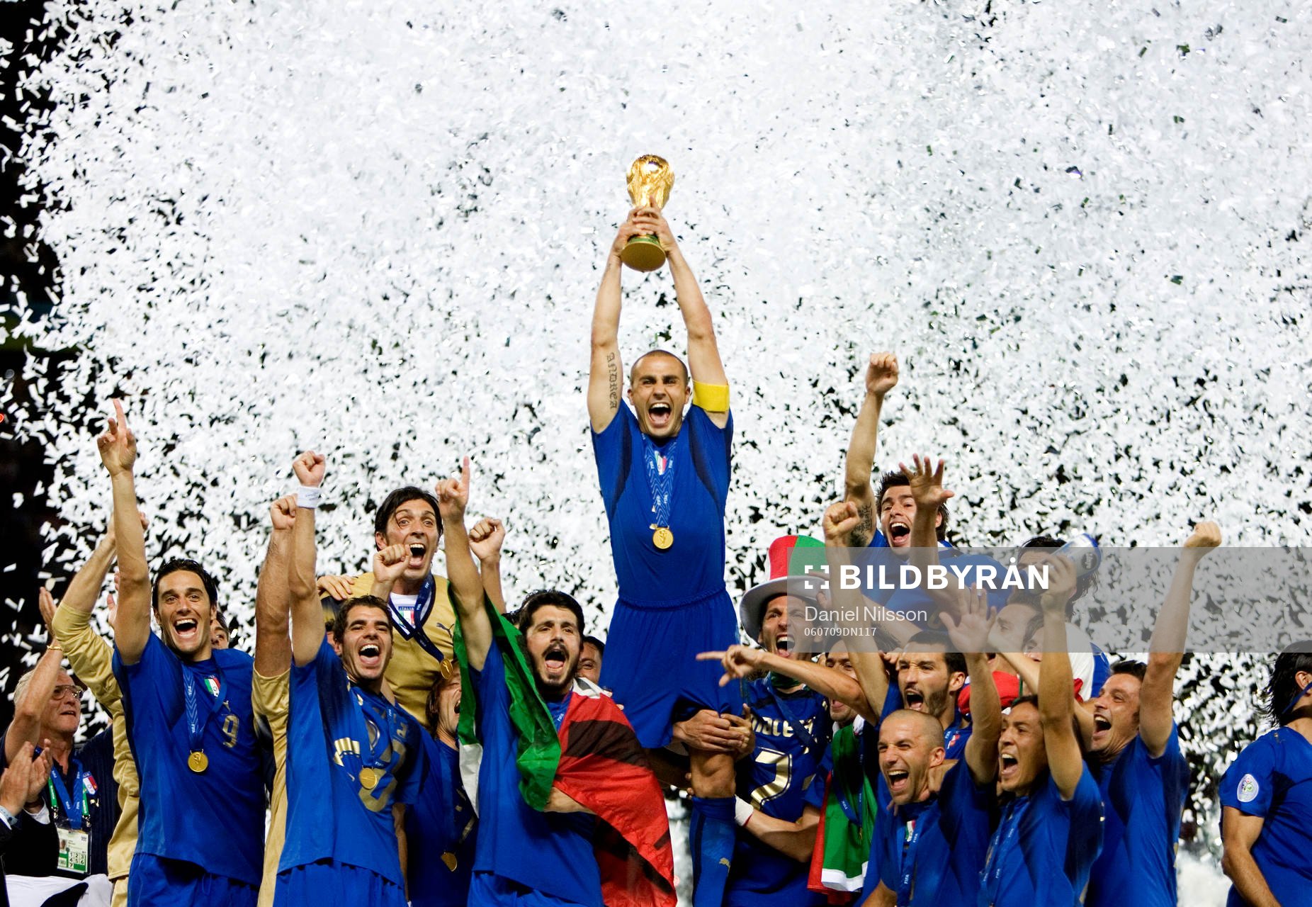  Italien är världsmästare, jubel med pokal. Glädje, guld, bucka, konfetti. 