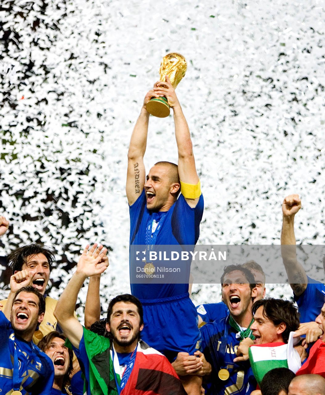 Italien är världsmästare, jubel med pokal.  Fabio