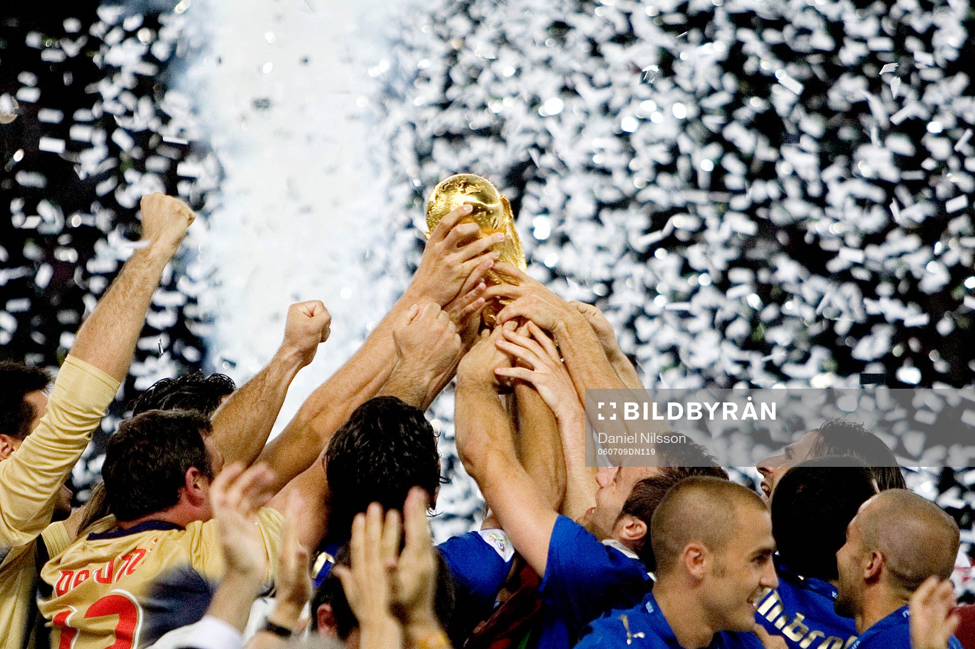 Italien är världsmästare, jubel med pokal. Guld, buckla,
