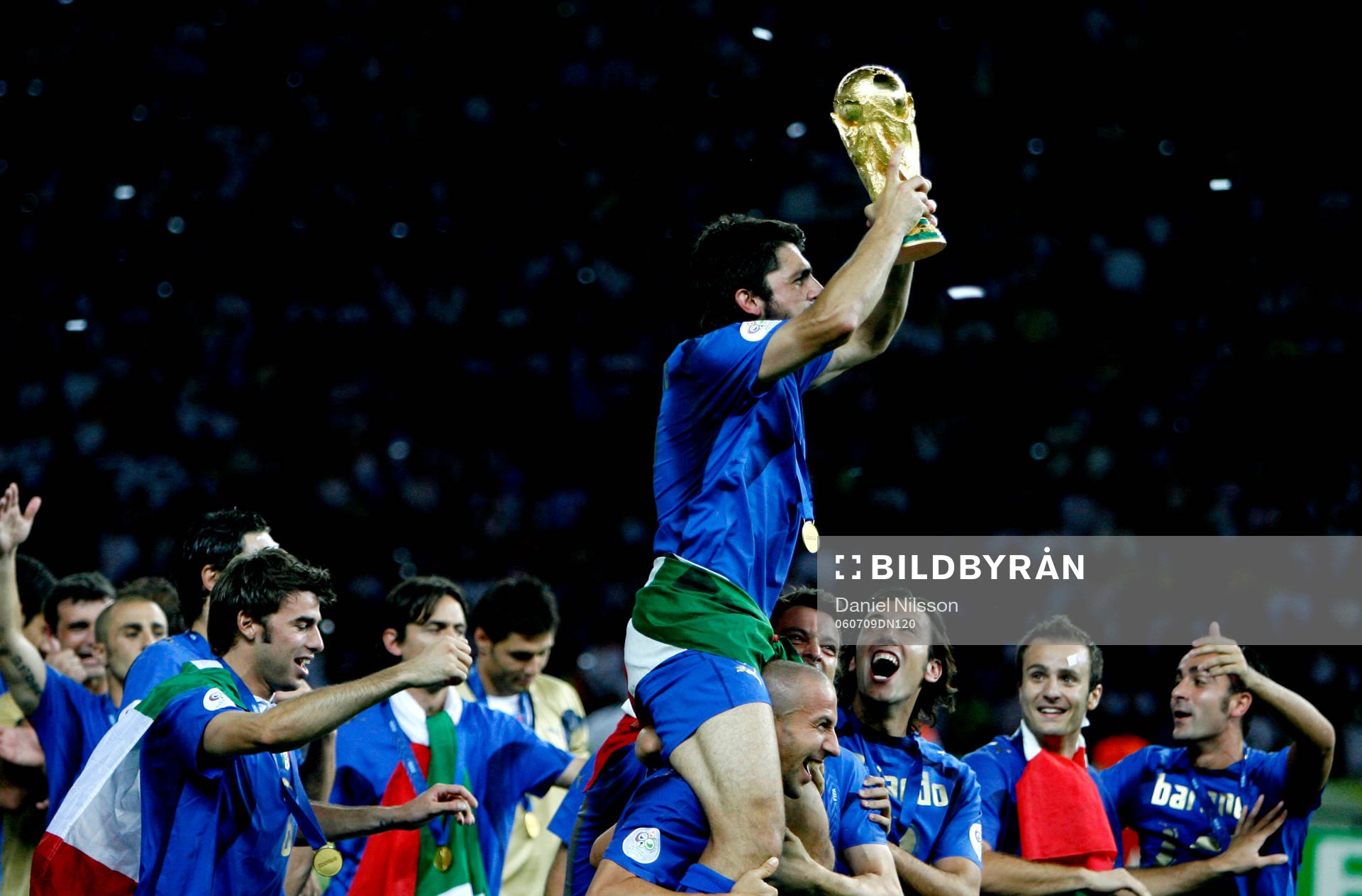 Italien är världsmästare, jubel med pokal.  Gennaro