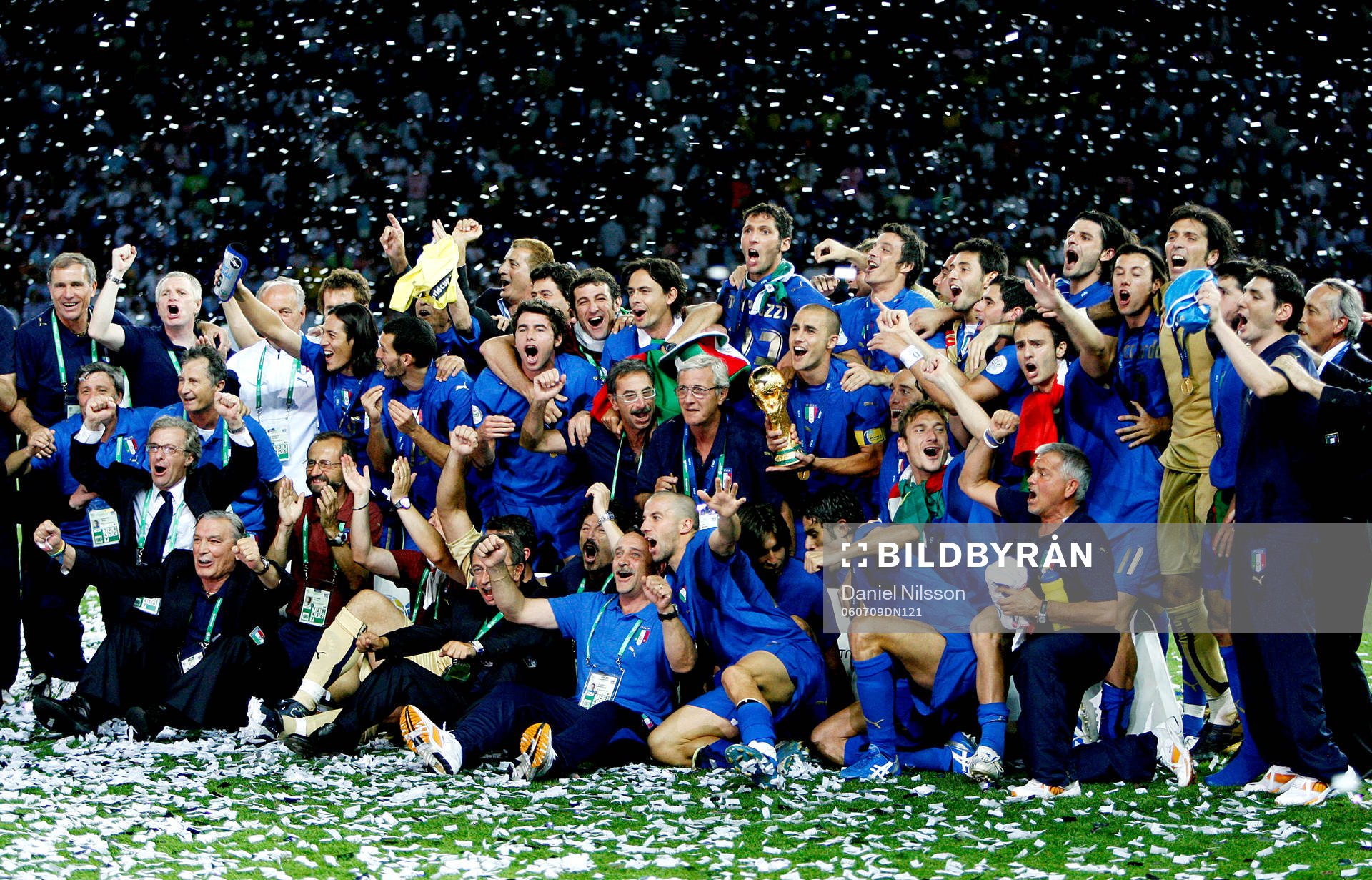 Italien är världsmästare, jubel med pokal.  Guld,