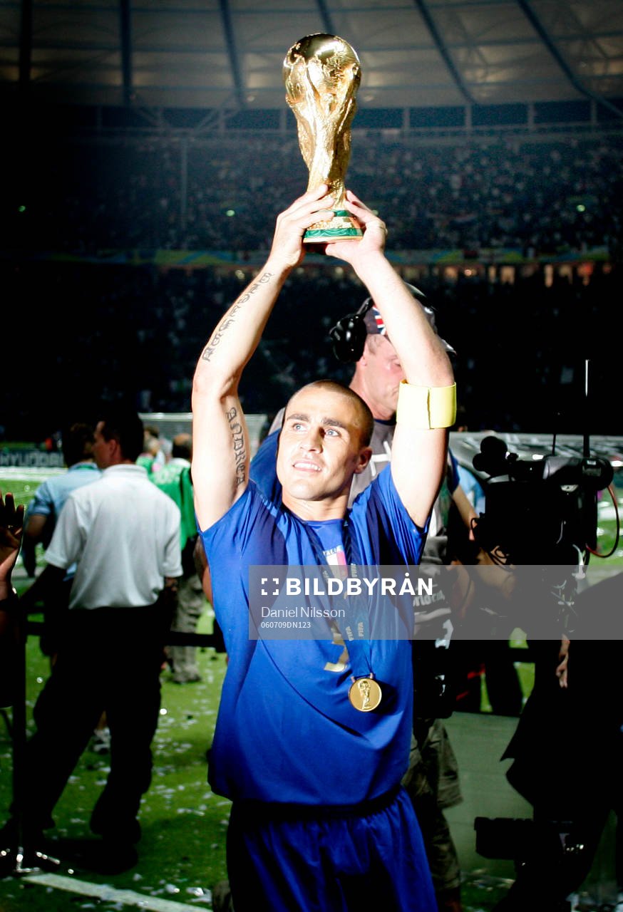 Italien är världsmästare, jubel med pokal.  Fabio