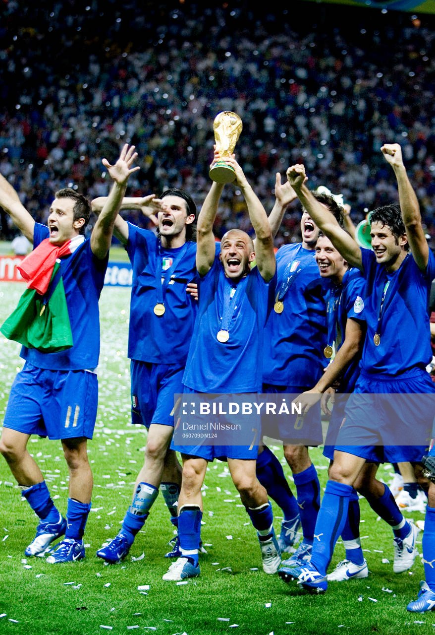 Italien är världsmästare, jubel med pokal.  Alessandro