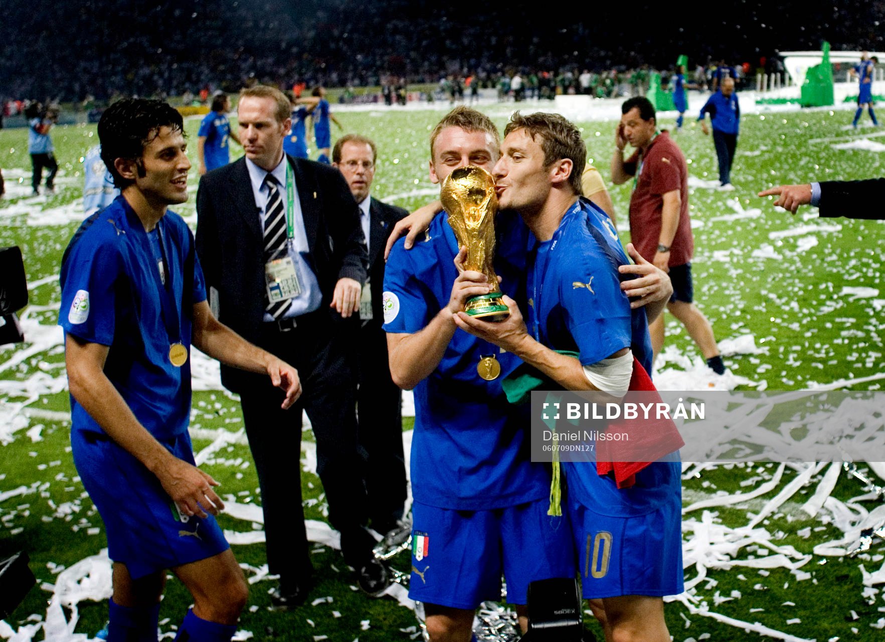 Italien är världsmästare, jubel med pokal.  Francesco