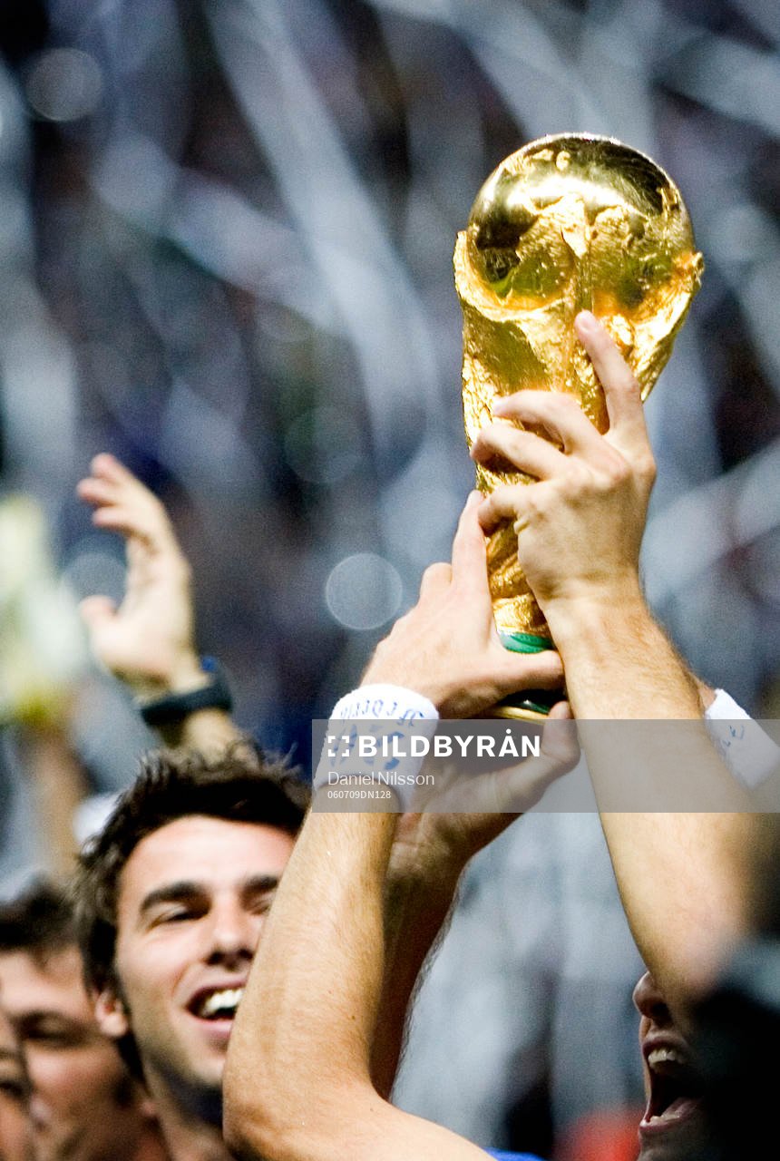 Italien är världsmästare, jubel med pokal.  FIFA VM