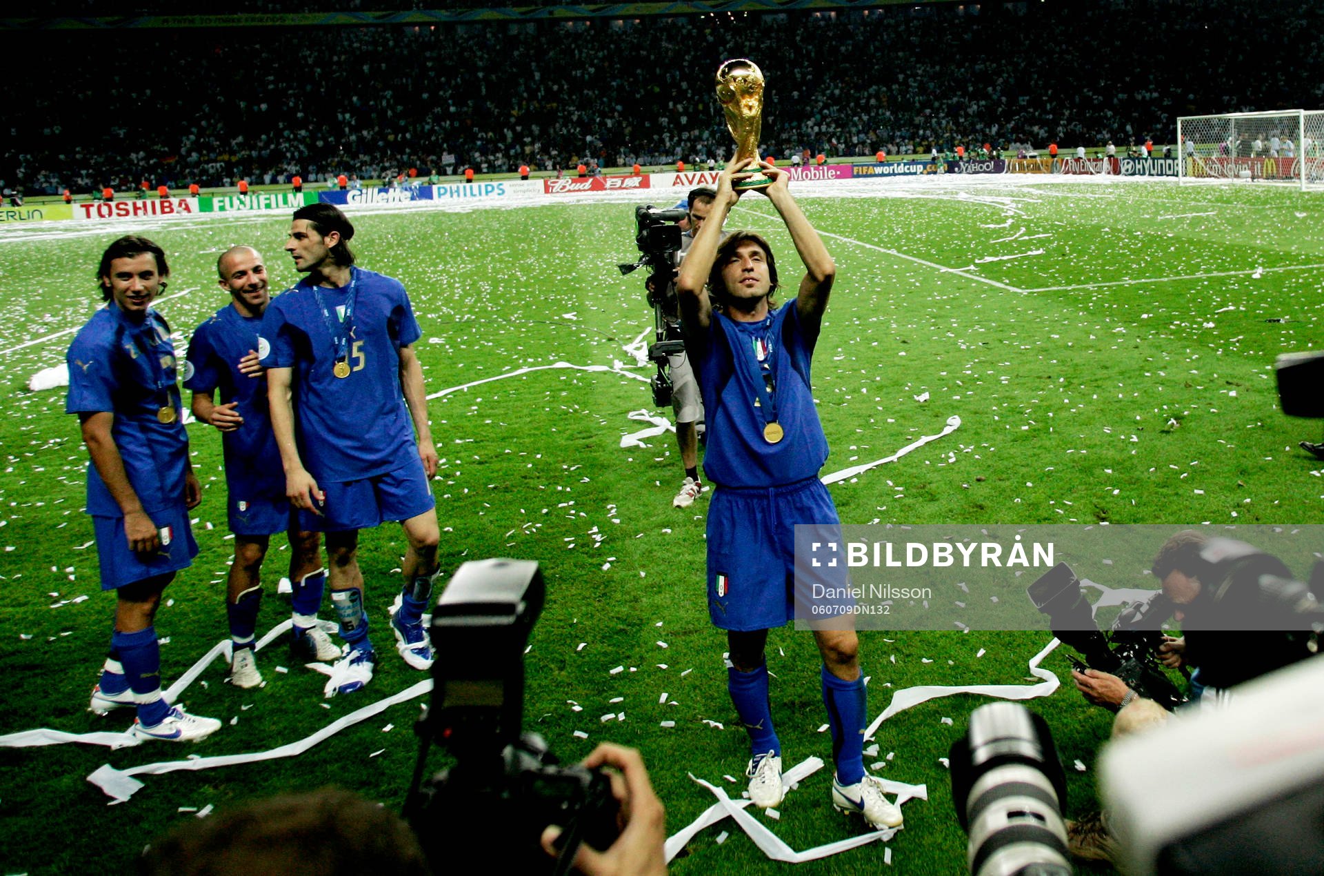  Italien är världsmästare, jubel med pokal.  Cristian Zaccardo, med FIFA VM pokalen. Jubel, glädje. Guld, pokal, buckla.