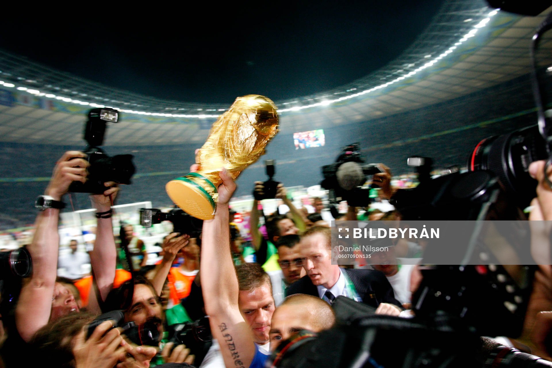 Italien är världsmästare.  VM pokalen hålls av Fabio