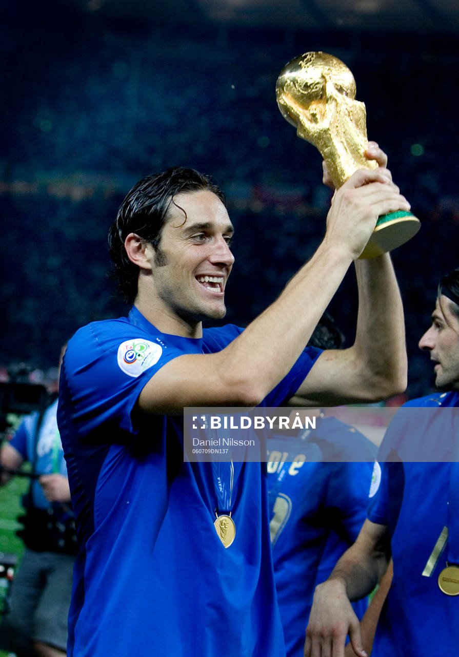 Italien är världsmästare.  Luca Toni med pokalen. Jubel,