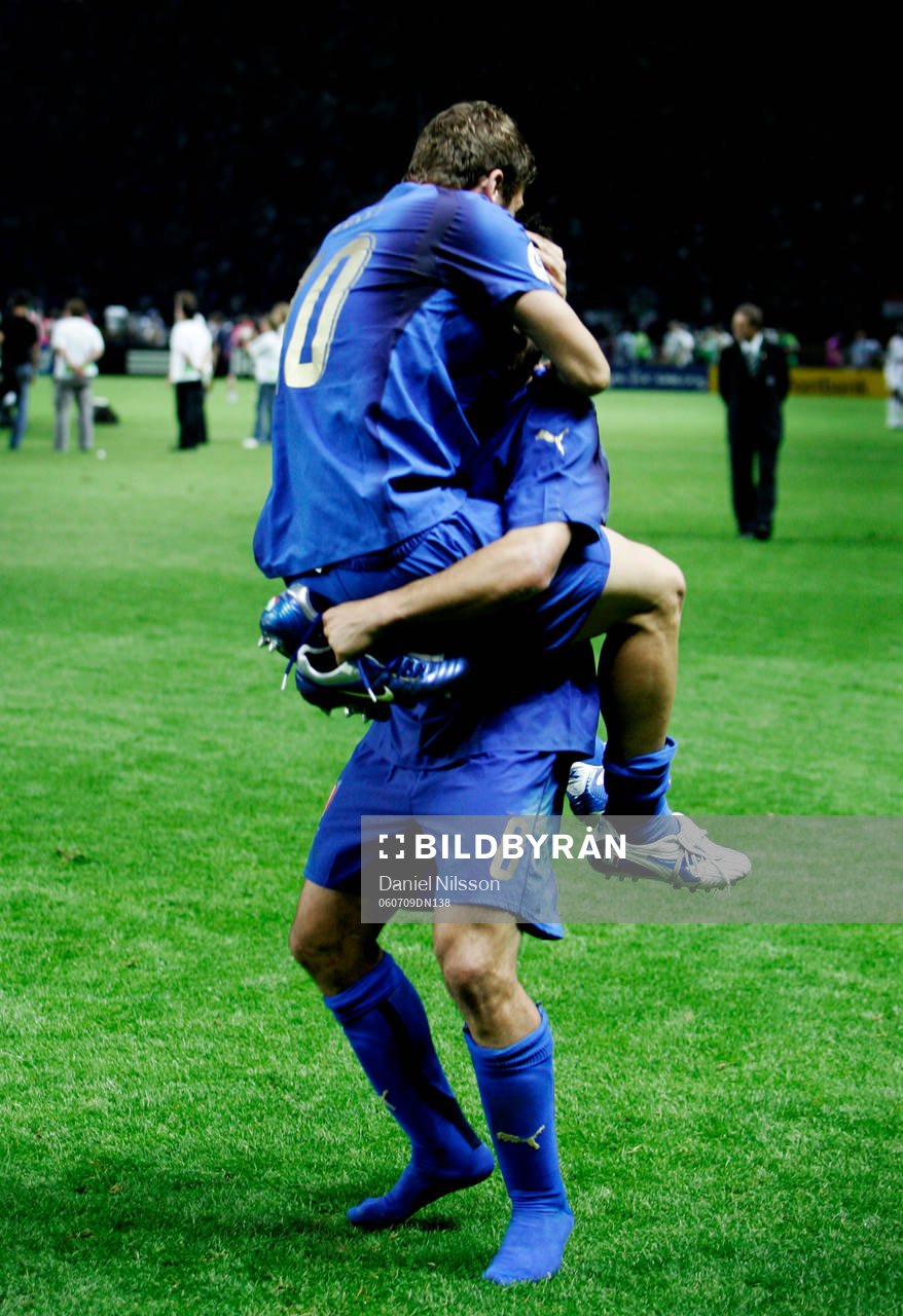 Italien är världsmästare.  Francesco Totti och Gennaro
