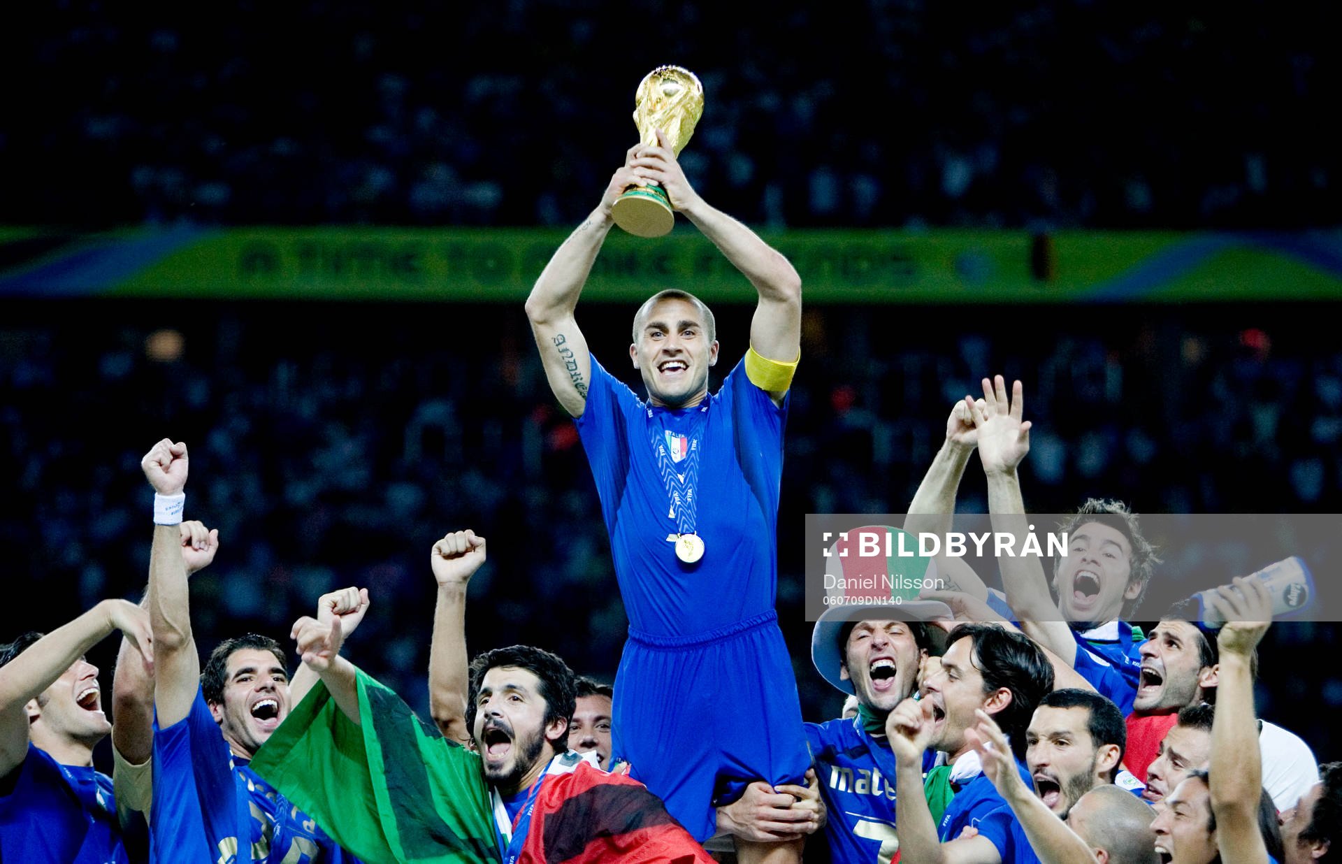 Italien är världsmästare.  Fabio Cannavaro med pokalen.
