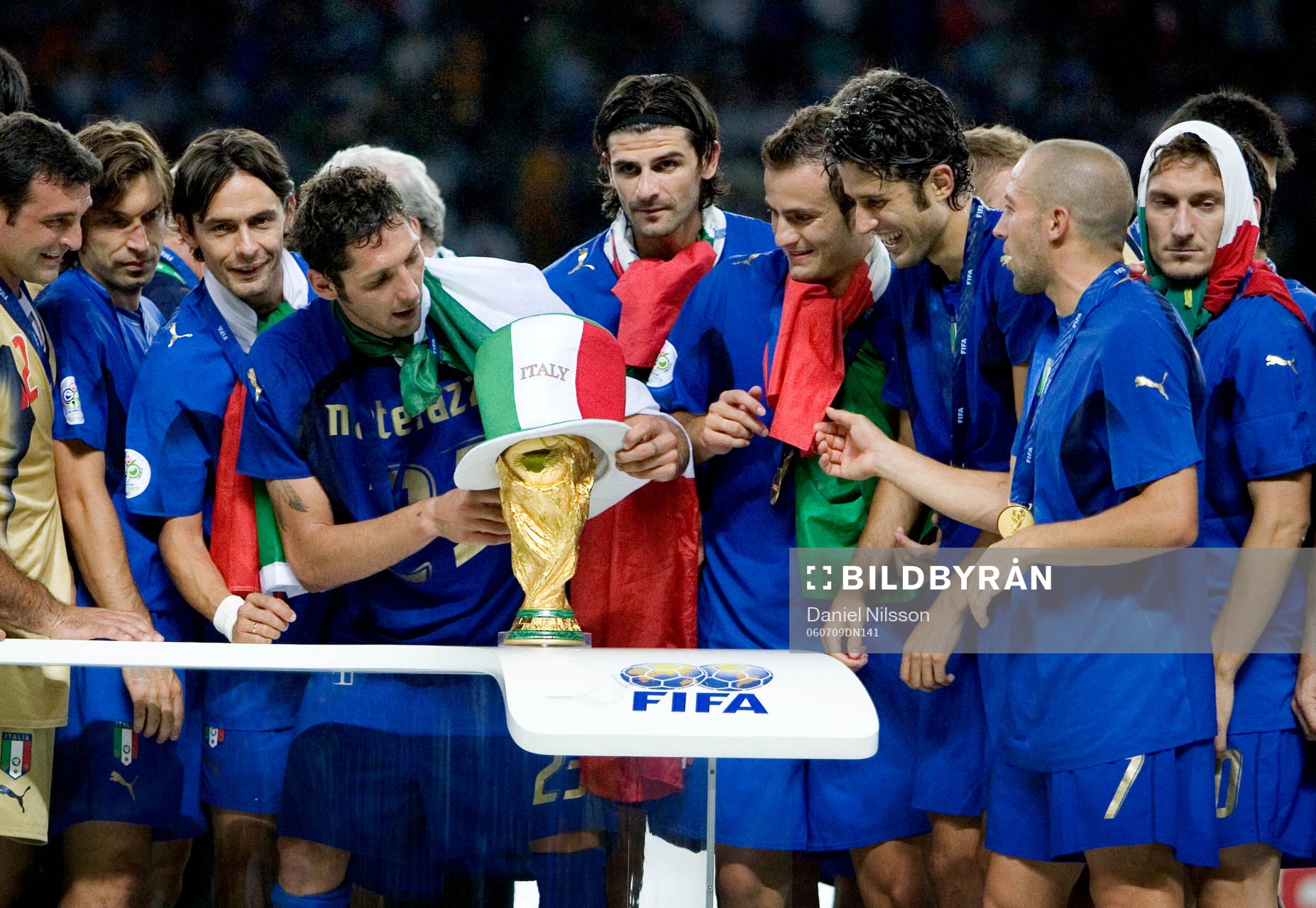 Italien är världsmästare. Marco Matterazzi provar