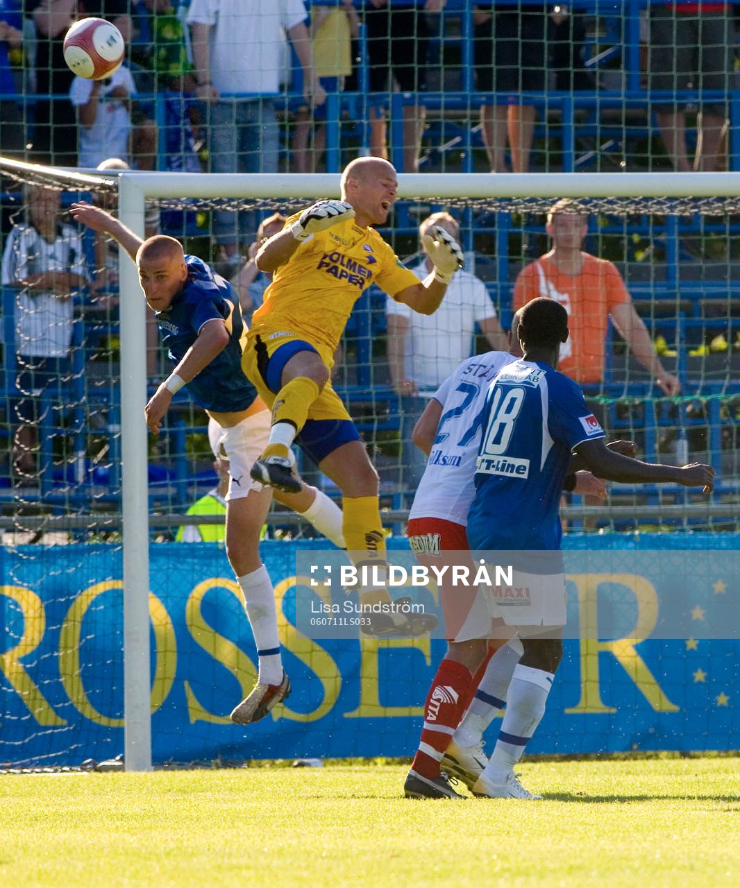 Trångt framför Magnus Jonsson, målvakt, Norrköping