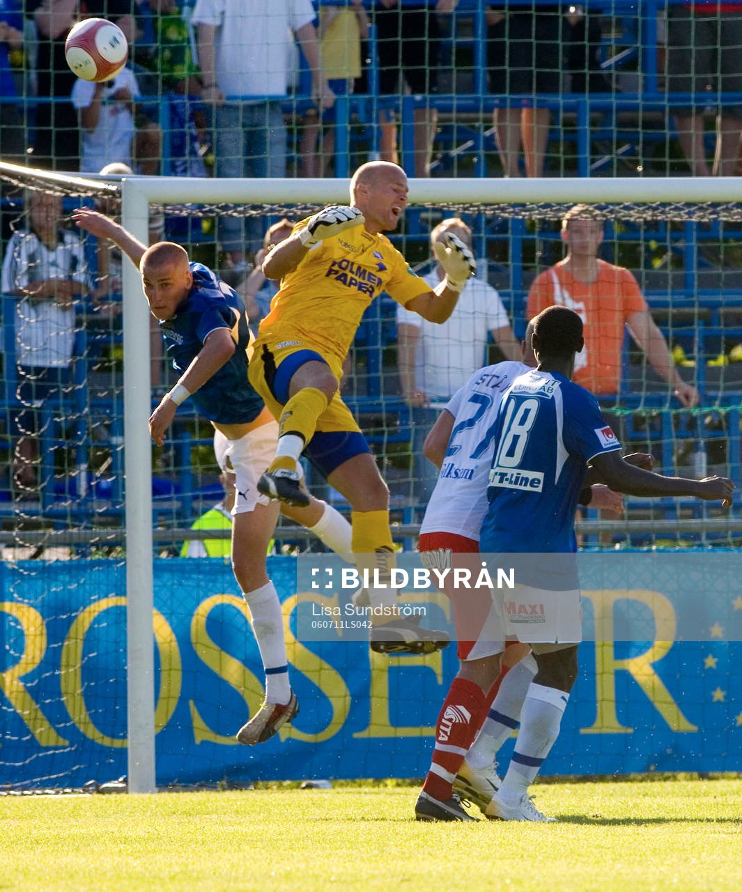 Trångt framför Magnus Jonsson, målvakt, Norrköping
