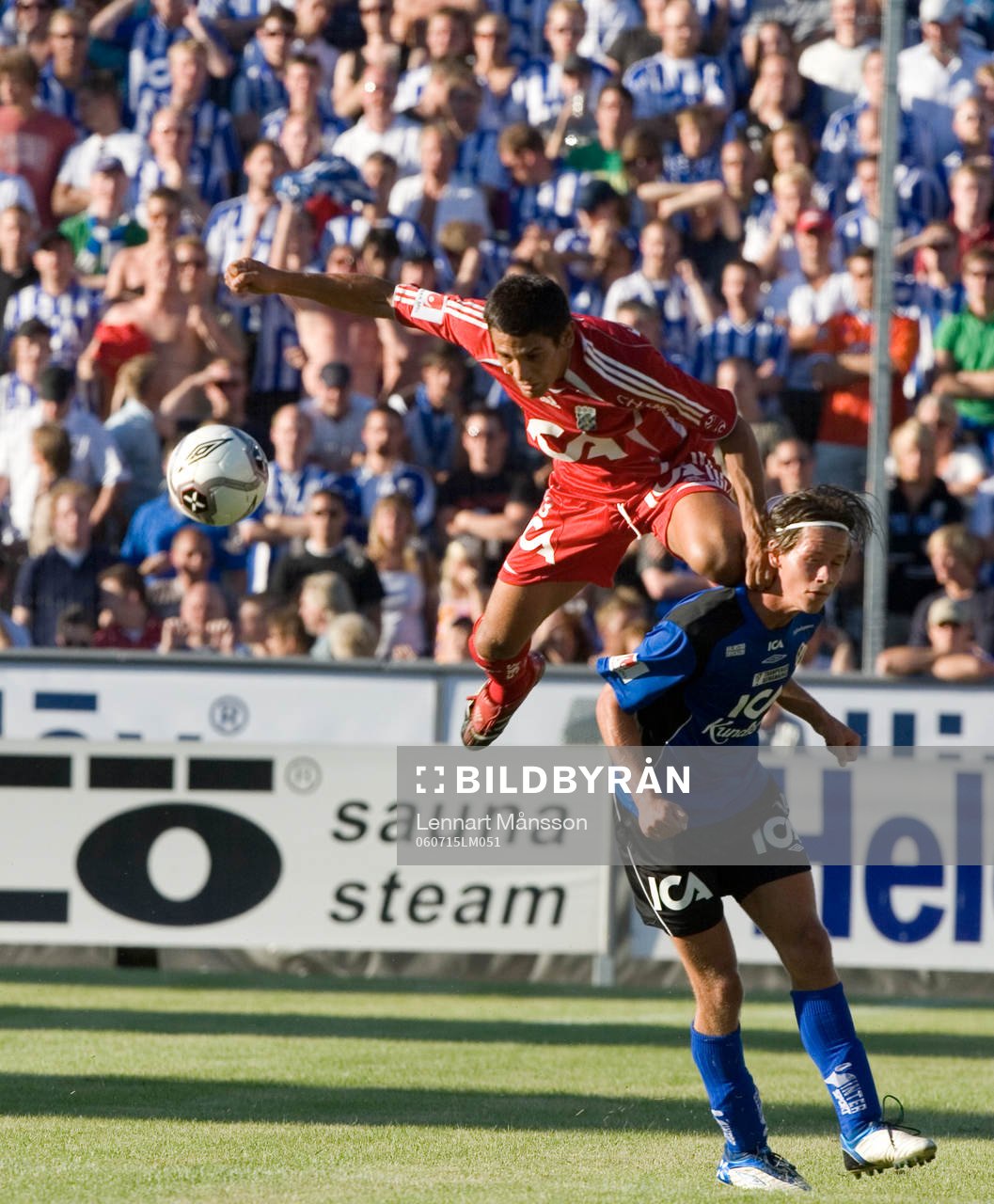 Andres Vasques flyger över Dusan Djuric