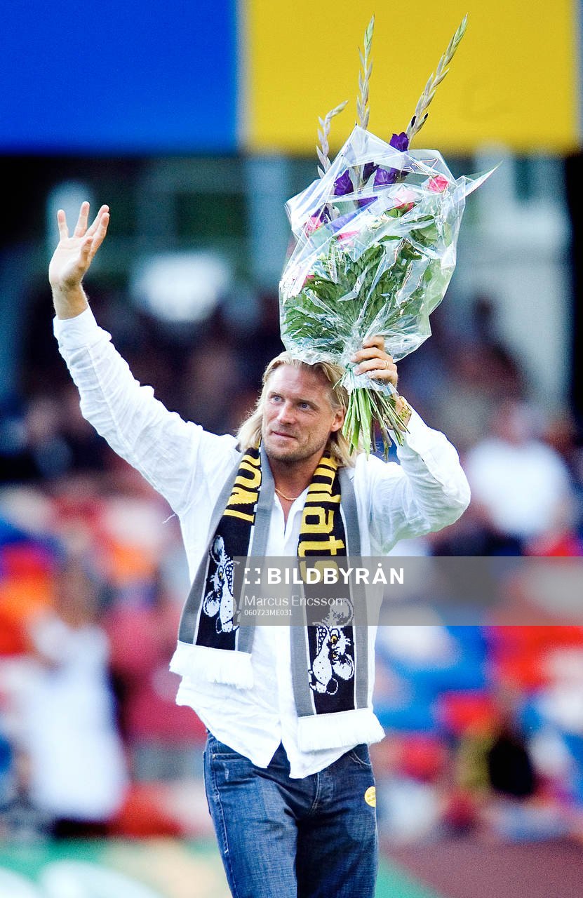 Johan Mjällby tackas av. Blommor