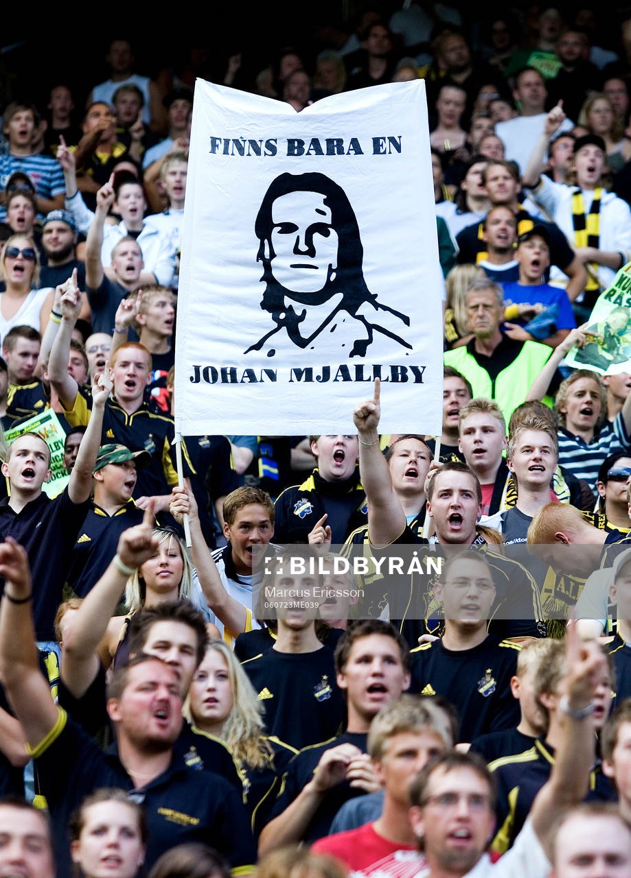 Publiken tackar Johan Mjällby