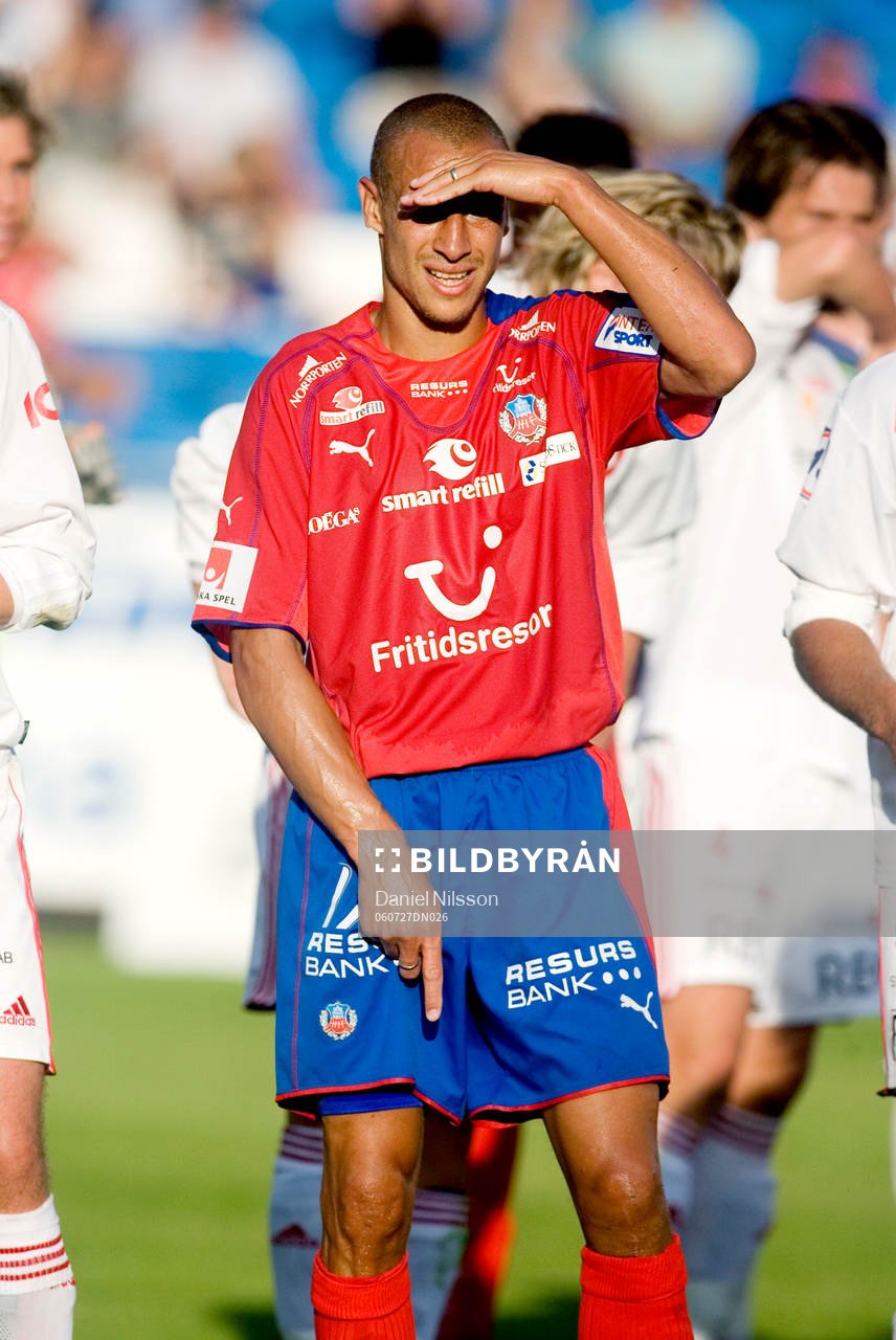 Henrik Larsson, Helsingborg, pekar neråt på hörna