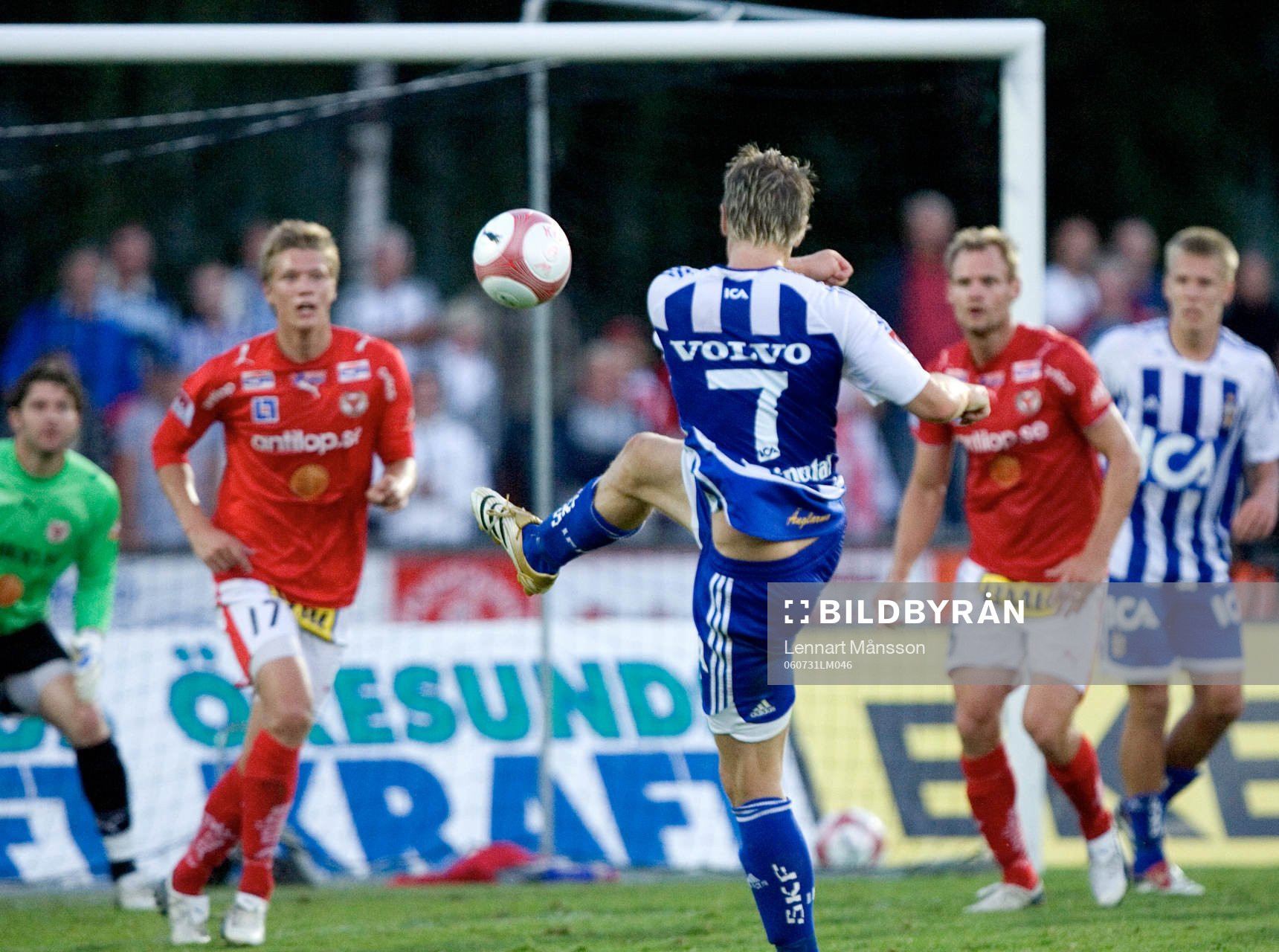 Niclas Alexandersson skjuter ett rungande skott i ribban