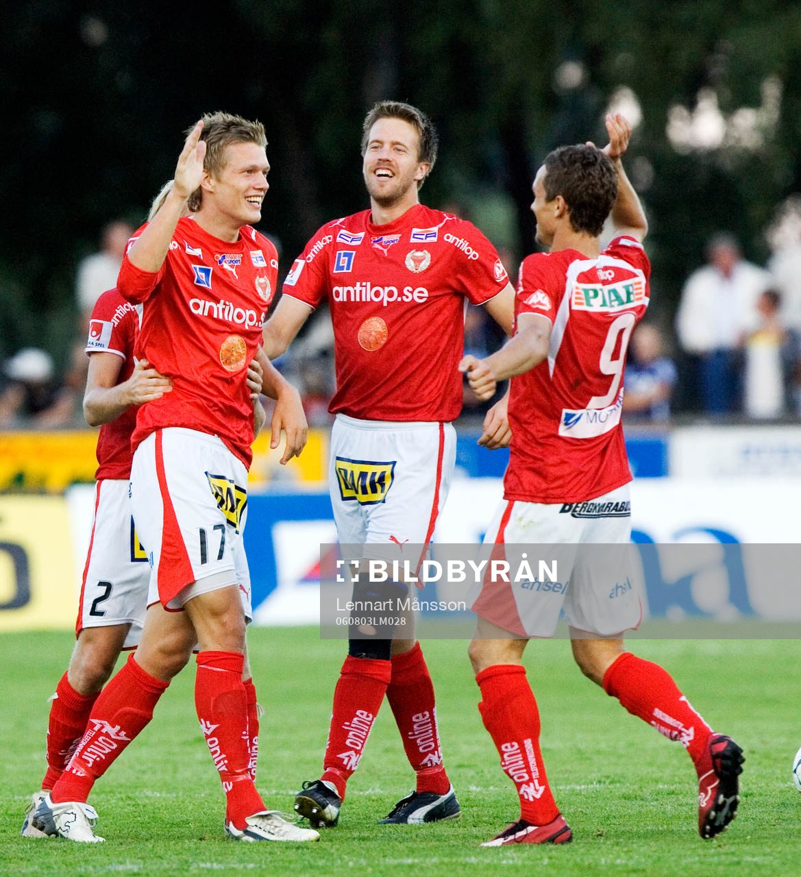  Viktor Elm, Kalmar, jubel, gratuleras av lagkamraterna Shpetim Hasani, Joachim Lantz och Niklas Kaldner