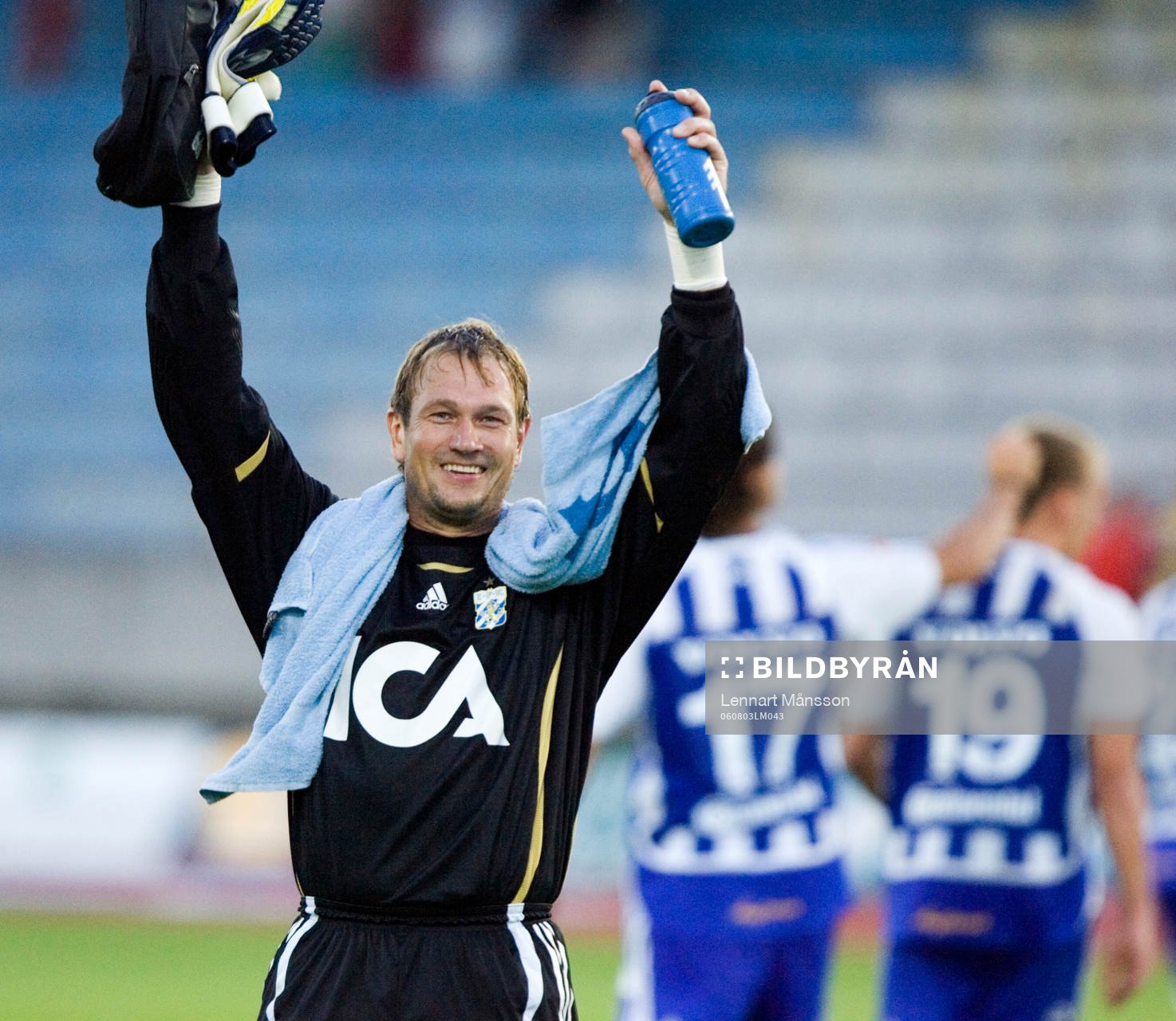 Bengt Andersson, målvakt, Göteborg. I bakgrunden: