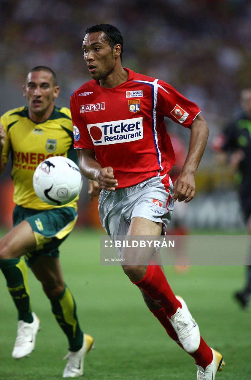 Sammy Traore, Paris Saint Germain  och John Carew, Lyon