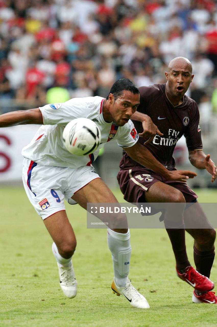 Sammy Traore, Paris Saint Germain  och John Carew, Lyon