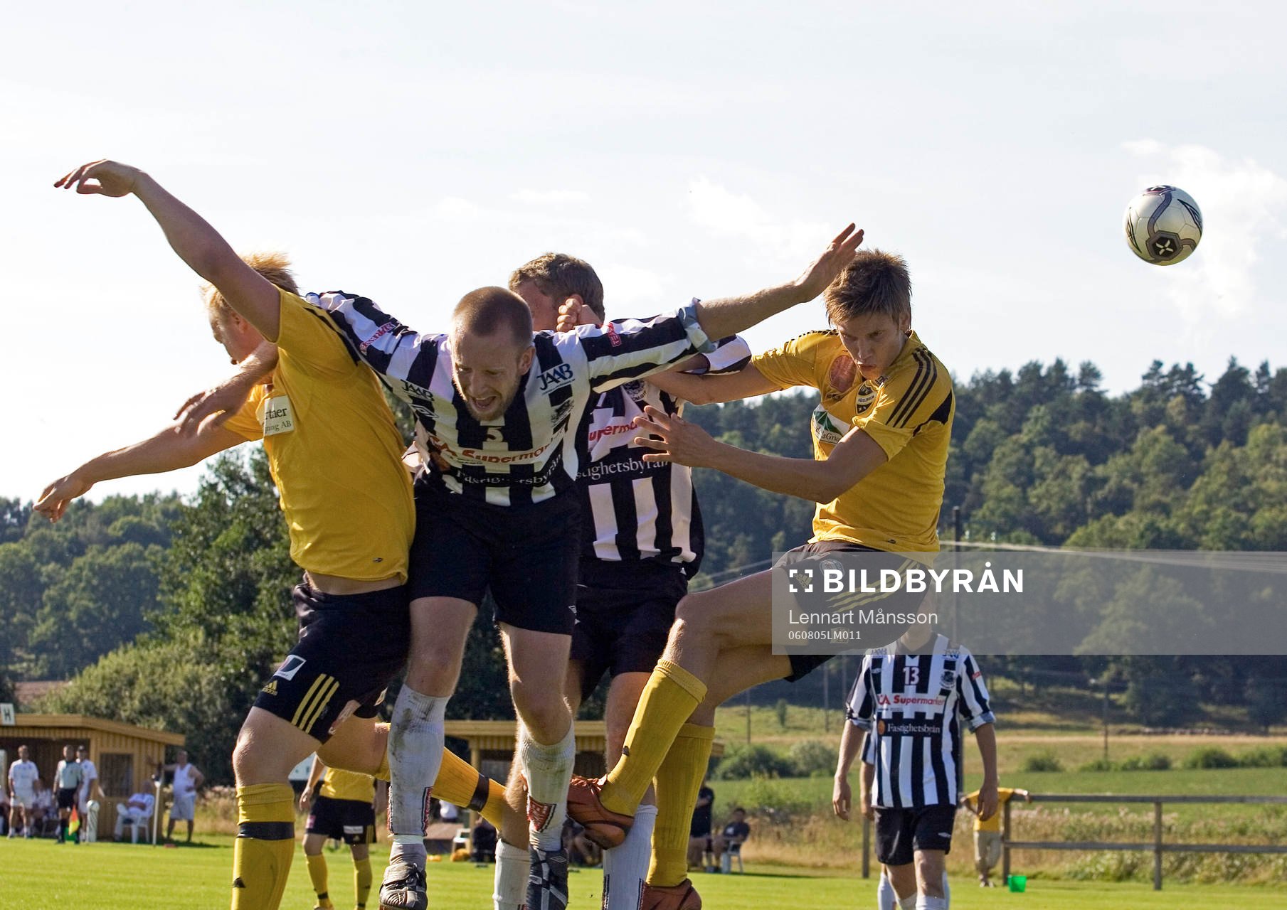 Niclas Fischer och Simon Larsson trycks undan av Lindomes