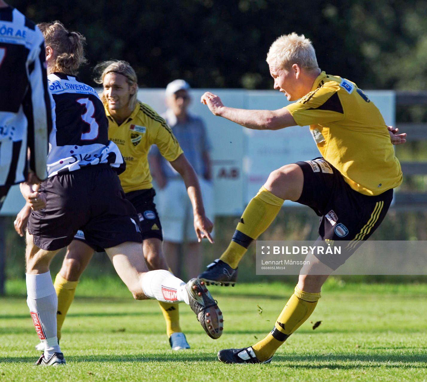 1-1,  Mattias Adelstam laddar, bollen skymd bakom