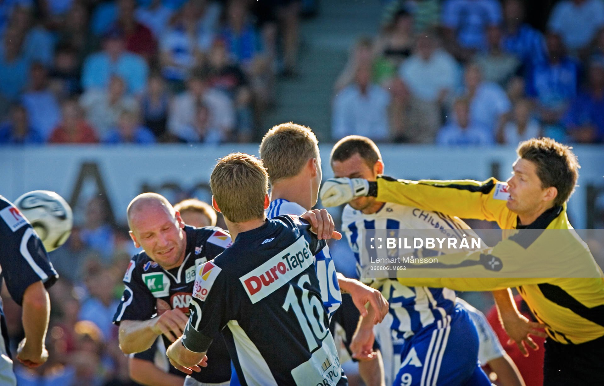 Mattias Hugosson, målvakt, Gefle boxar ut bollen. Box