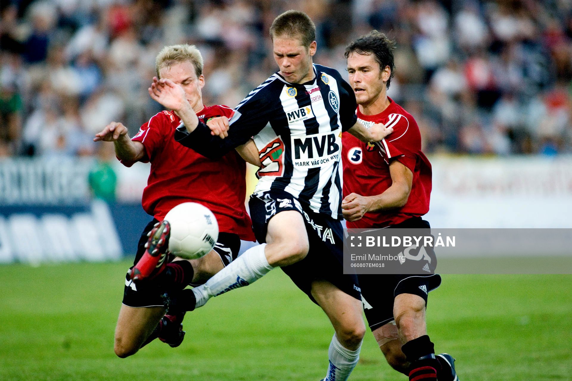 Johan Andersson, Landskrona, är nästan fri men stoppas av