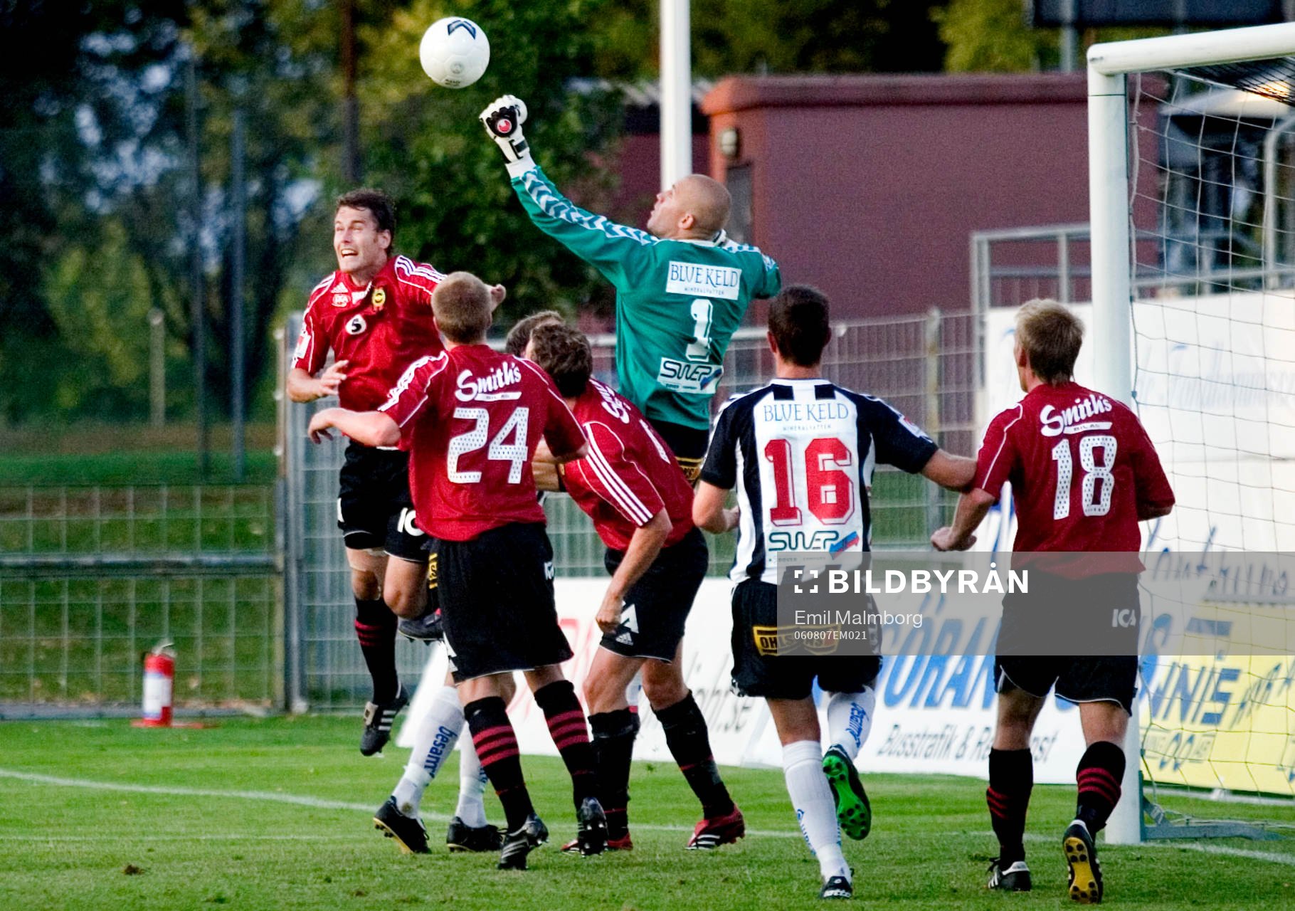 Lee Baxter, målvakt, Landskrona, boxar bort bollen