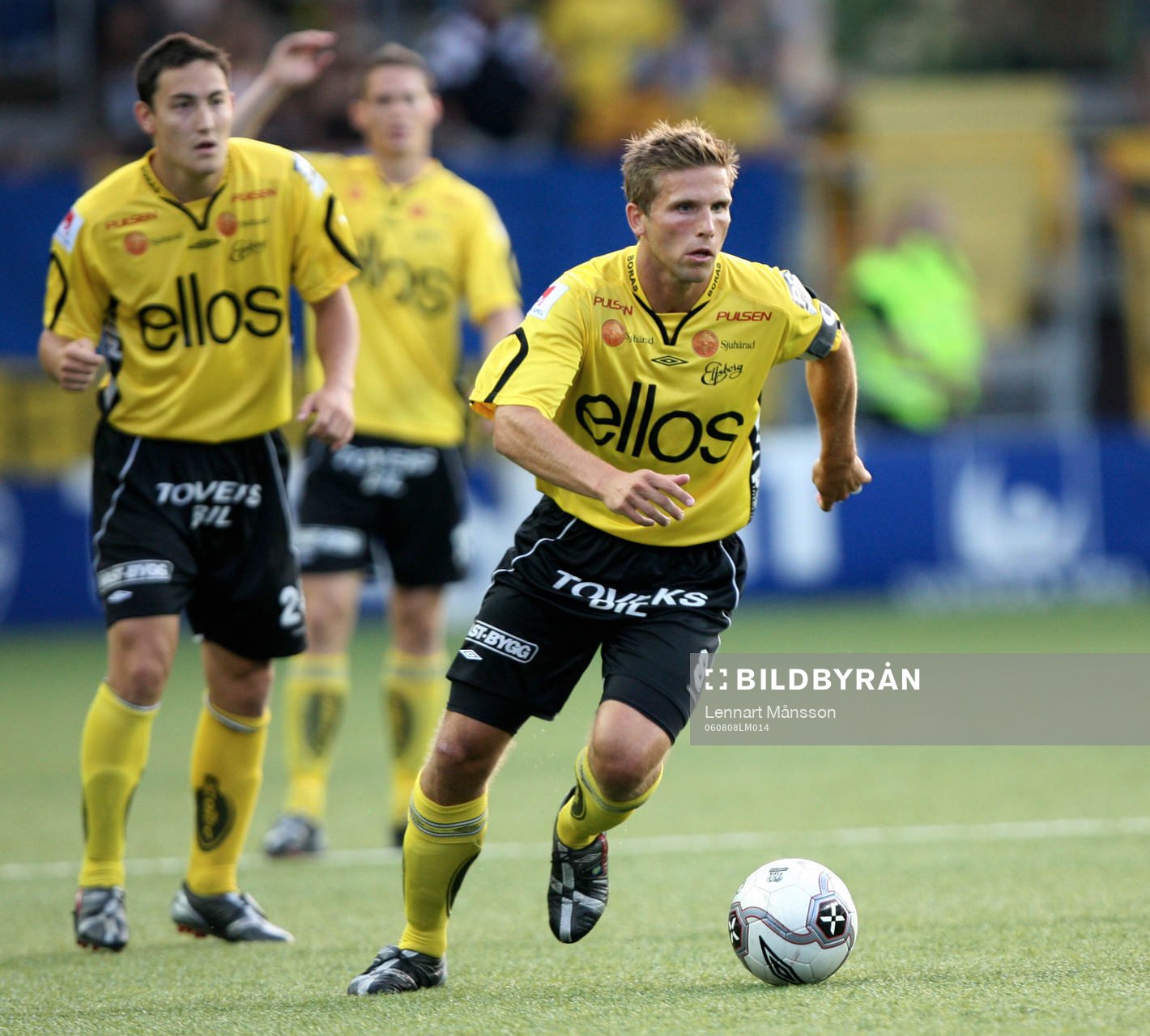 Anders Svensson, Elfsborg driver med bollen. Lagkamraterna