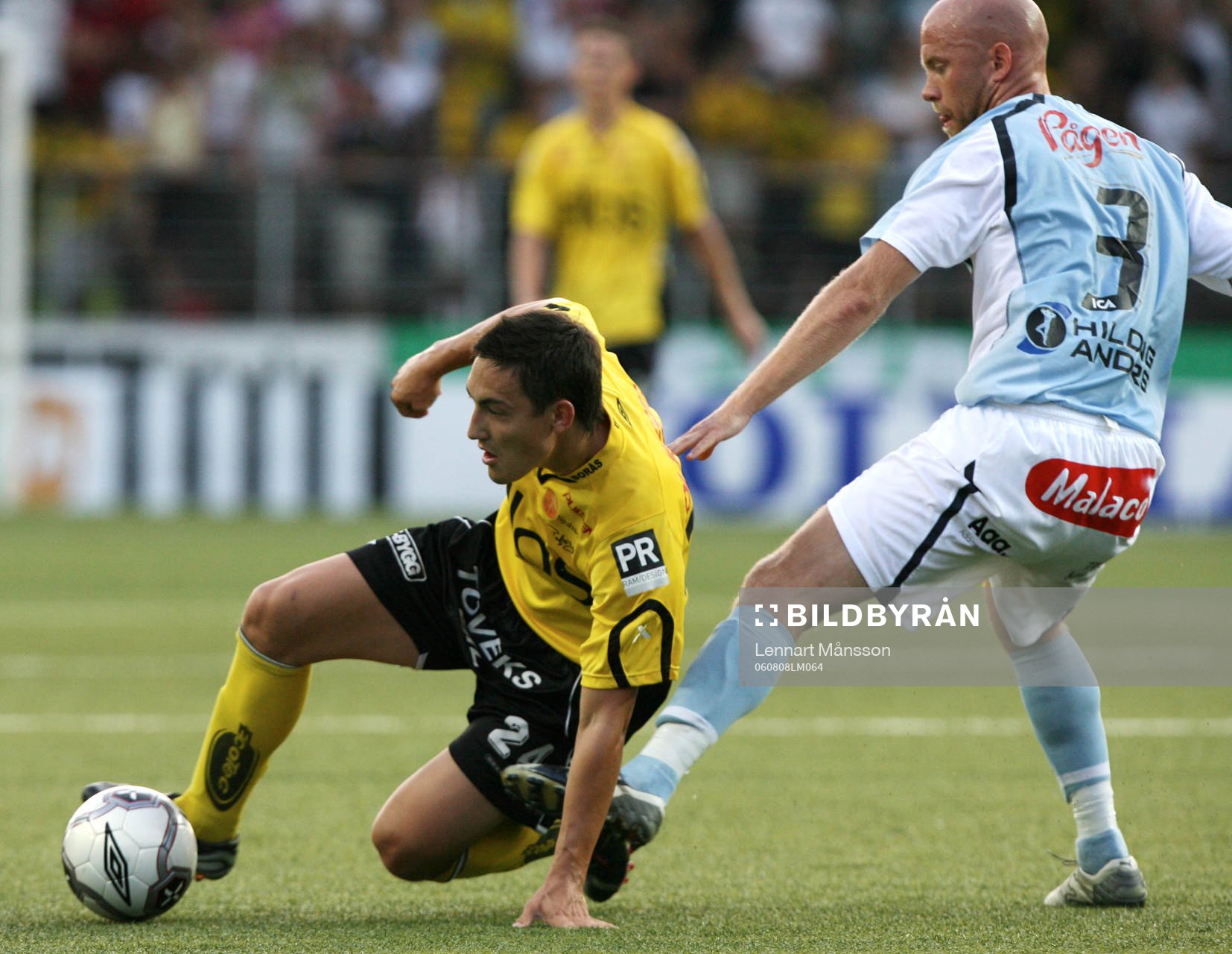 Stefan Ishizaki fläker sig och tar bollen framför Olof