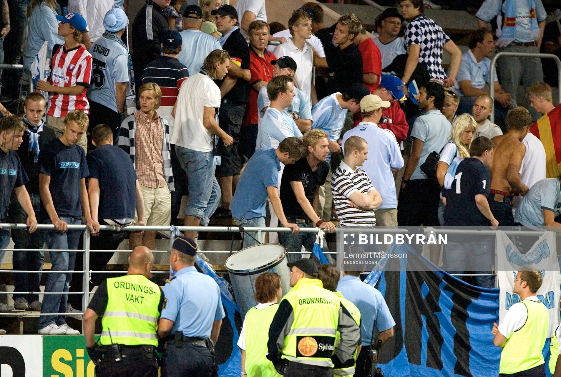 MFF:s supporters skämde ut sig, kastade öl och andra