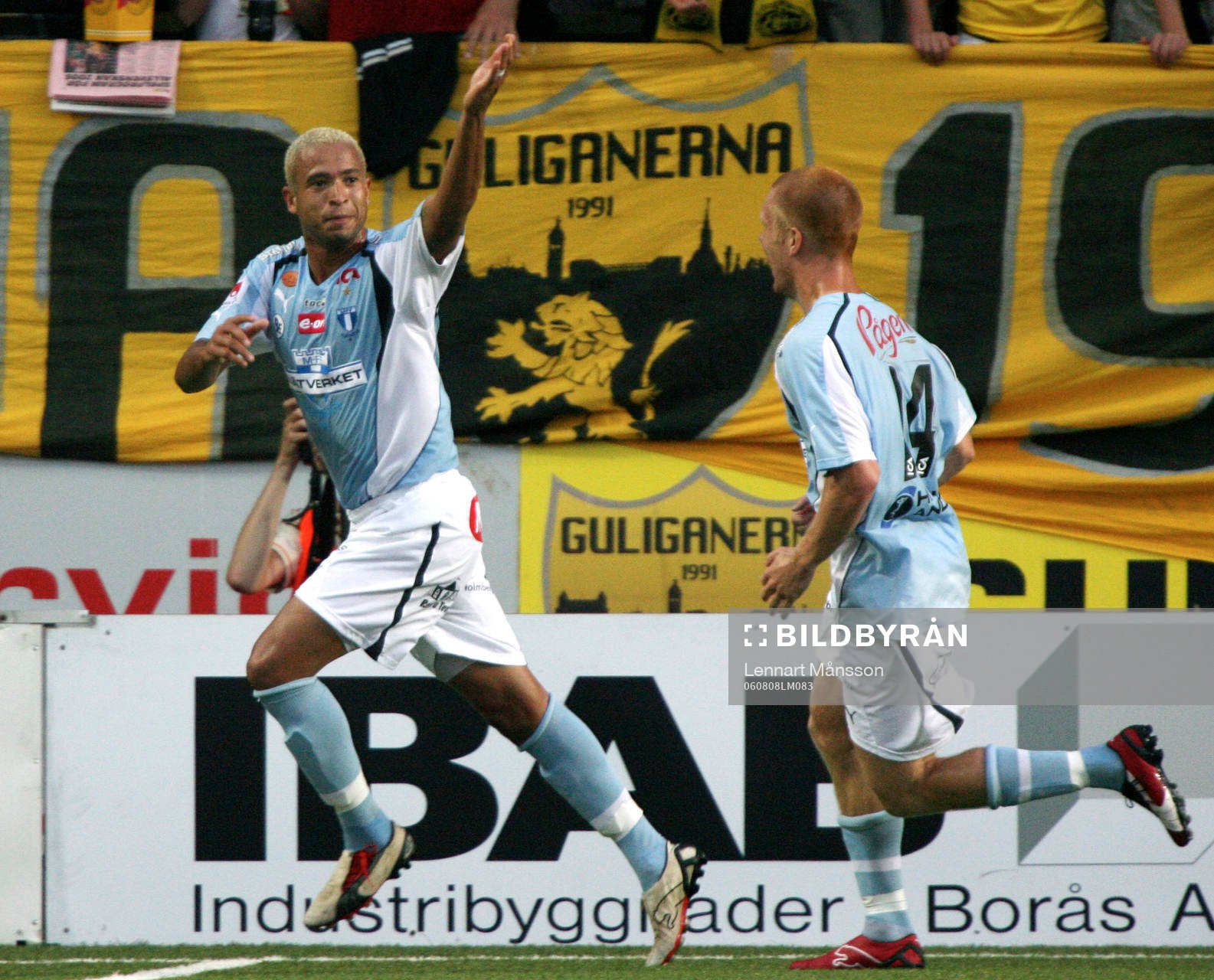1-2, Junior, som dansar och spelar gitarr