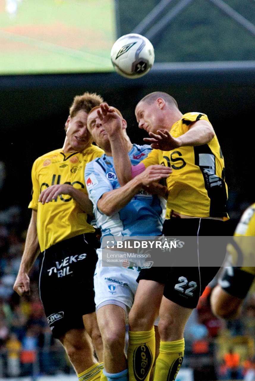 Jari Ilola och Andreas Augustsson trycker Emil Hallfredsson