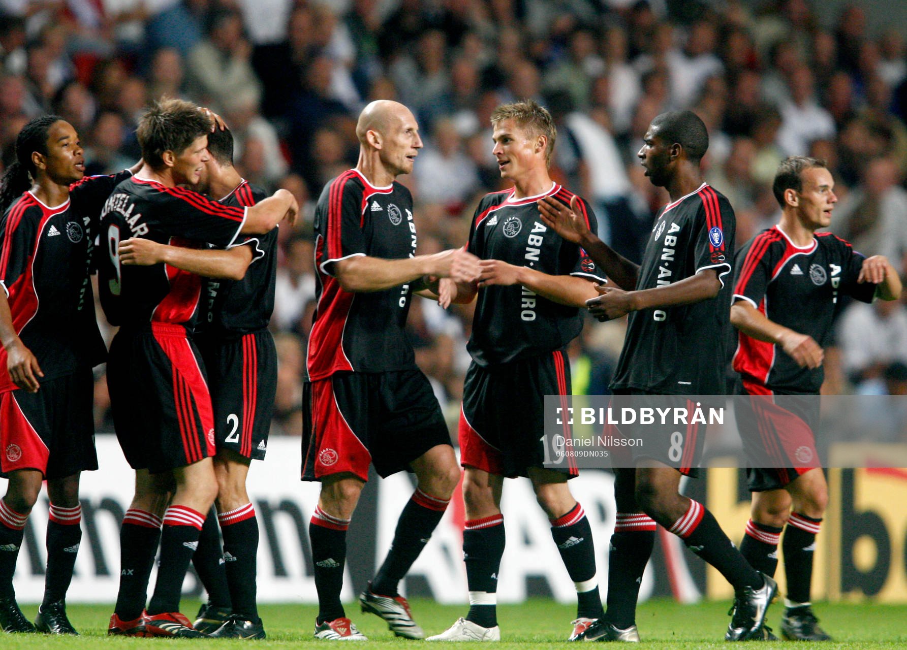 Markus Rosenberg, i mitten, och Jaap Stam, Ajax jubel