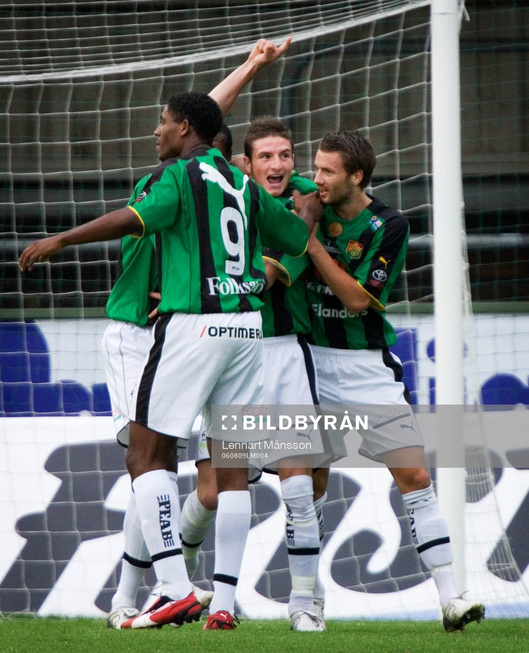 James Keene, GAIS, gratuleras av sina lagkamrater Khari