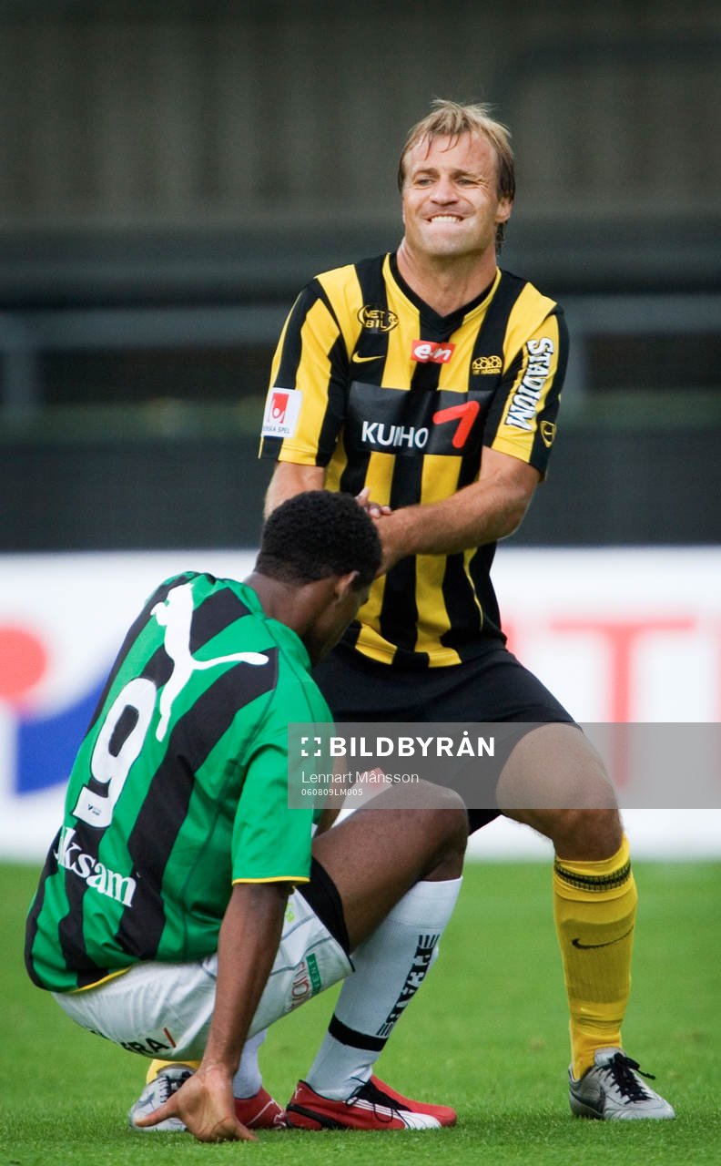 Hans Berggren, Häcken, hjälper Khari Stephenson, GAIS, upp