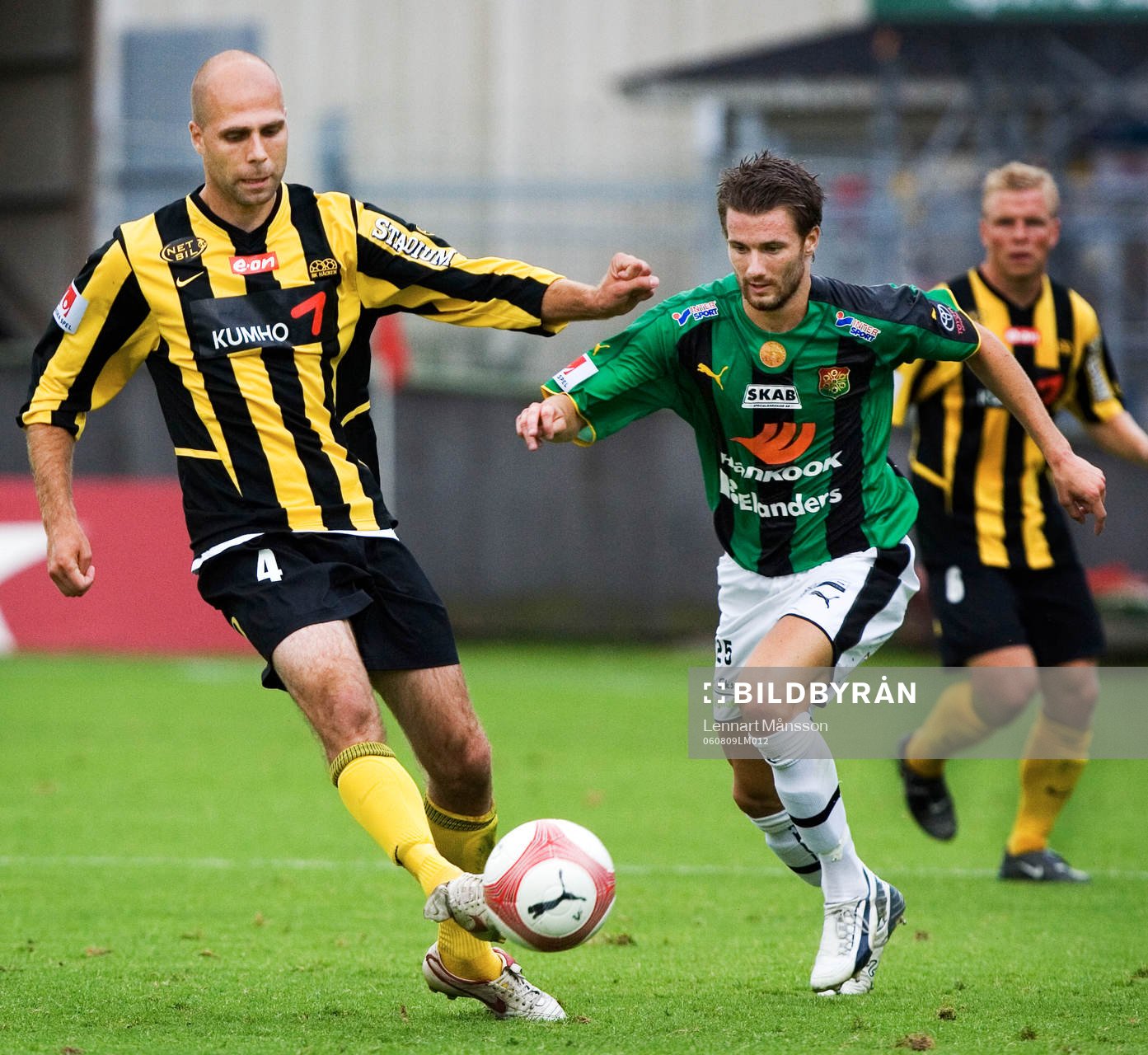 Teddy Lucic, Häcken, skjuter iväg bollen medans han