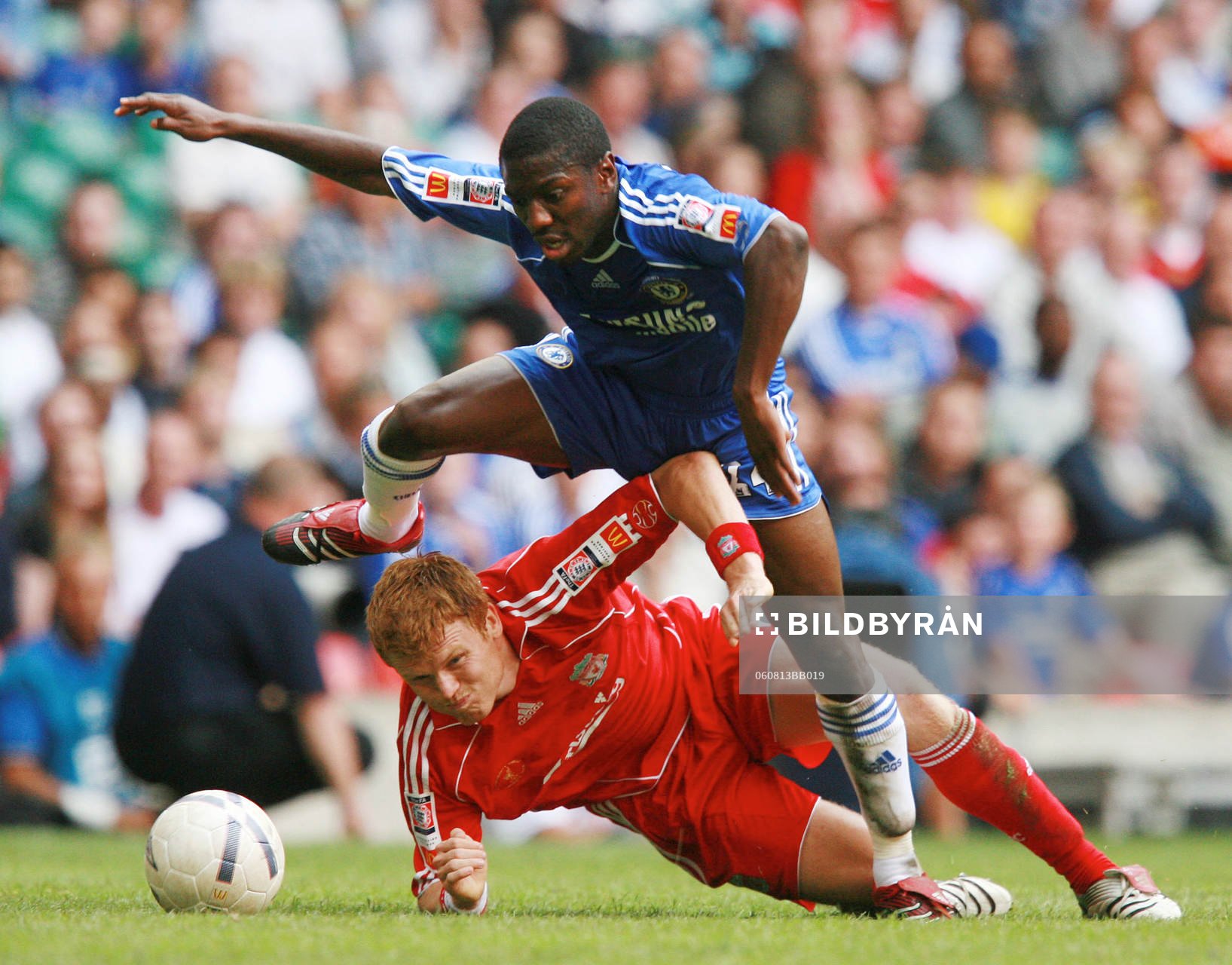 Shaun Wright-Phillips, Chelsea tacklas av John Arne Riise,