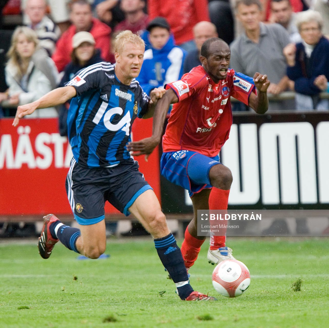Målskytten Luton Shelton tar sig förbi Toni Kuivasto