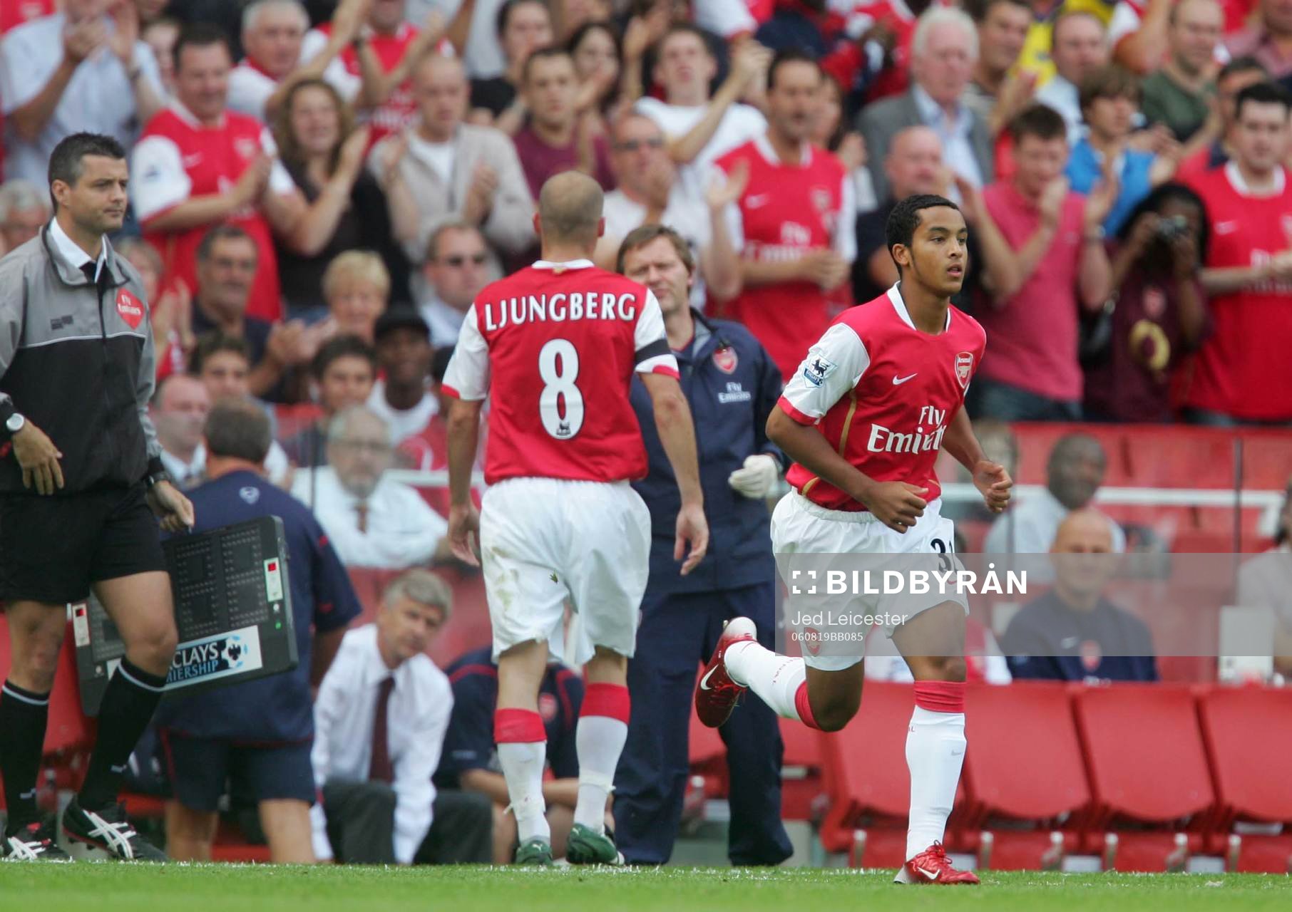 Theo Walcott, Arsenal byts in Fredrik Ljungberg går ut