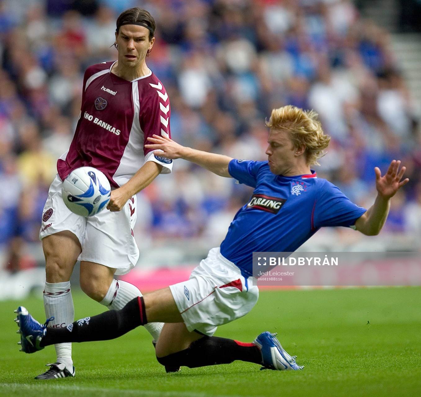 Rangers Steve Smith tacklar Hearts Julien Brellier