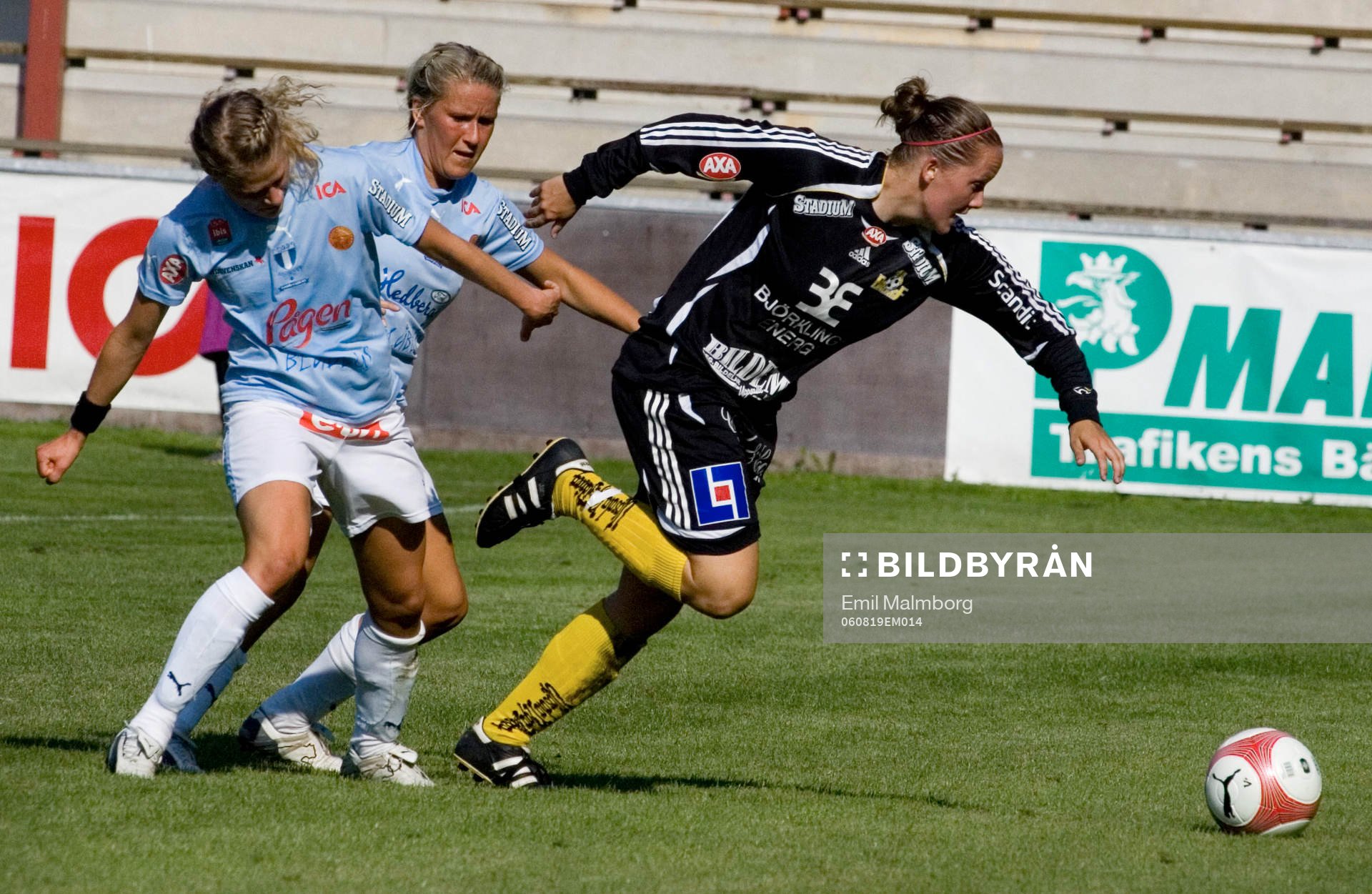  Jenny Engwall och Frida Nordin försöker stoppa Bälinges nr 23