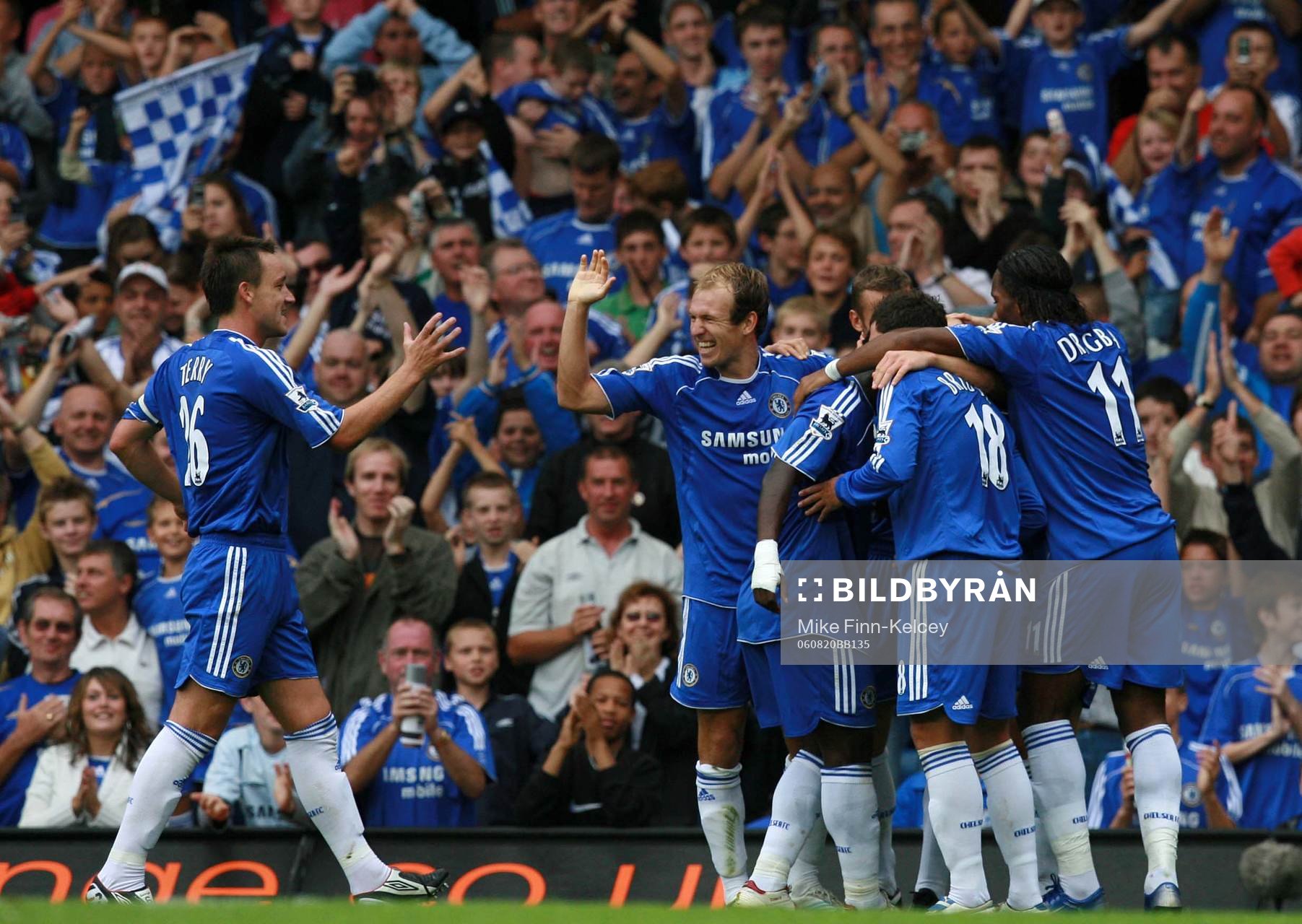 Lagkamraterna i Chelsea gratulerar Frank Lampard